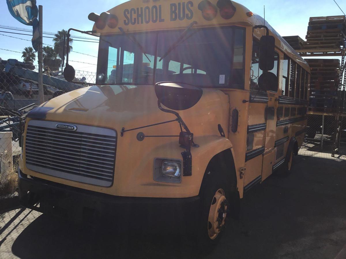 2001 Freightliner 14 passenger THOMAS BUILT school bus ***NON-RUNNING!!!!***