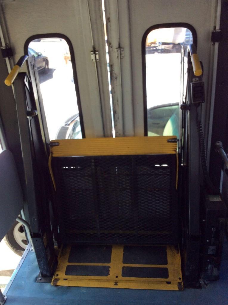 2005 E-450 Super Duty (CNG Powered) 10 passenger Bus W/ Wheel Chair lift