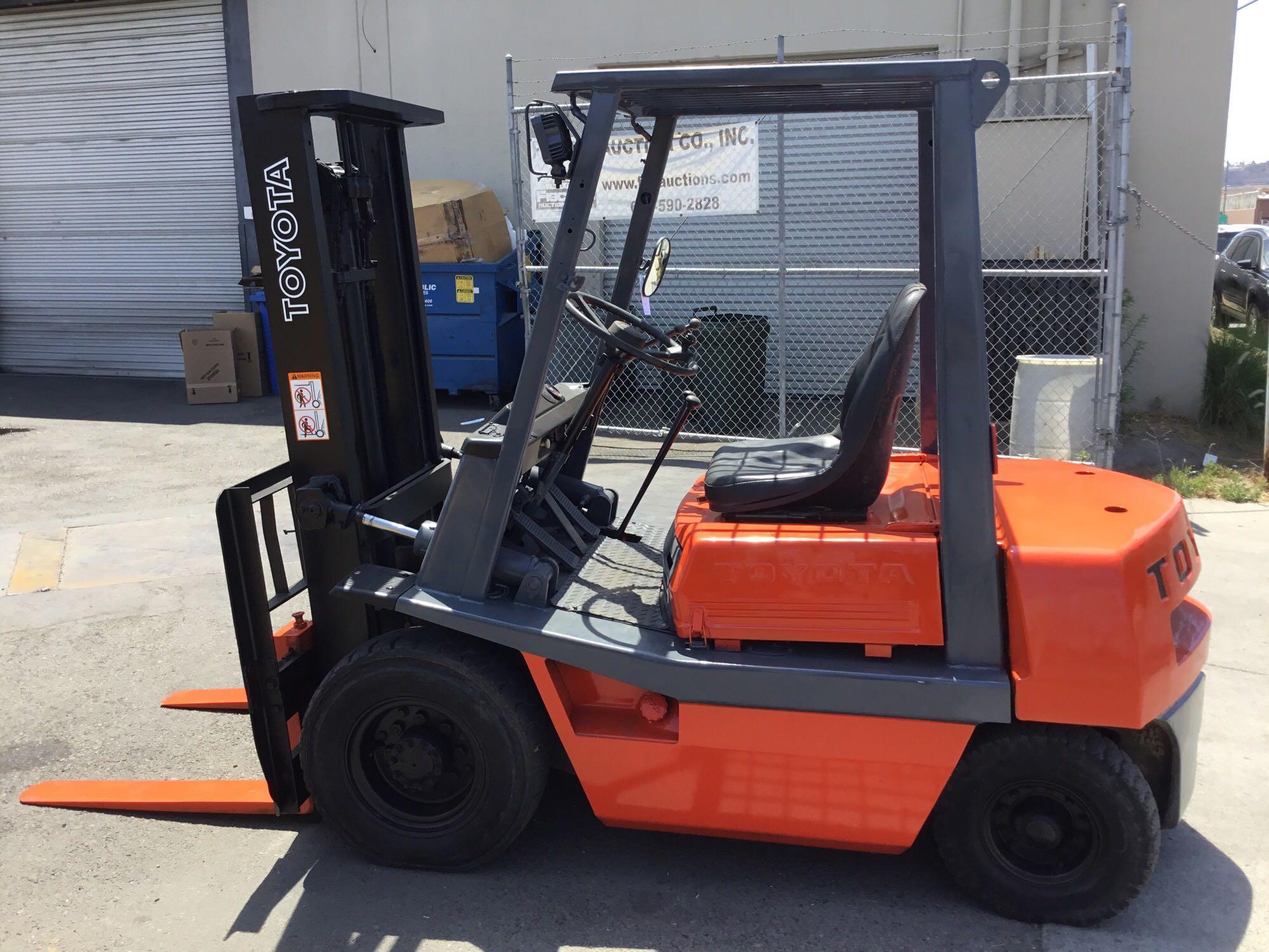 Toyota 4-Cylinder Gasoline Powered Forklift with pneumatic tires