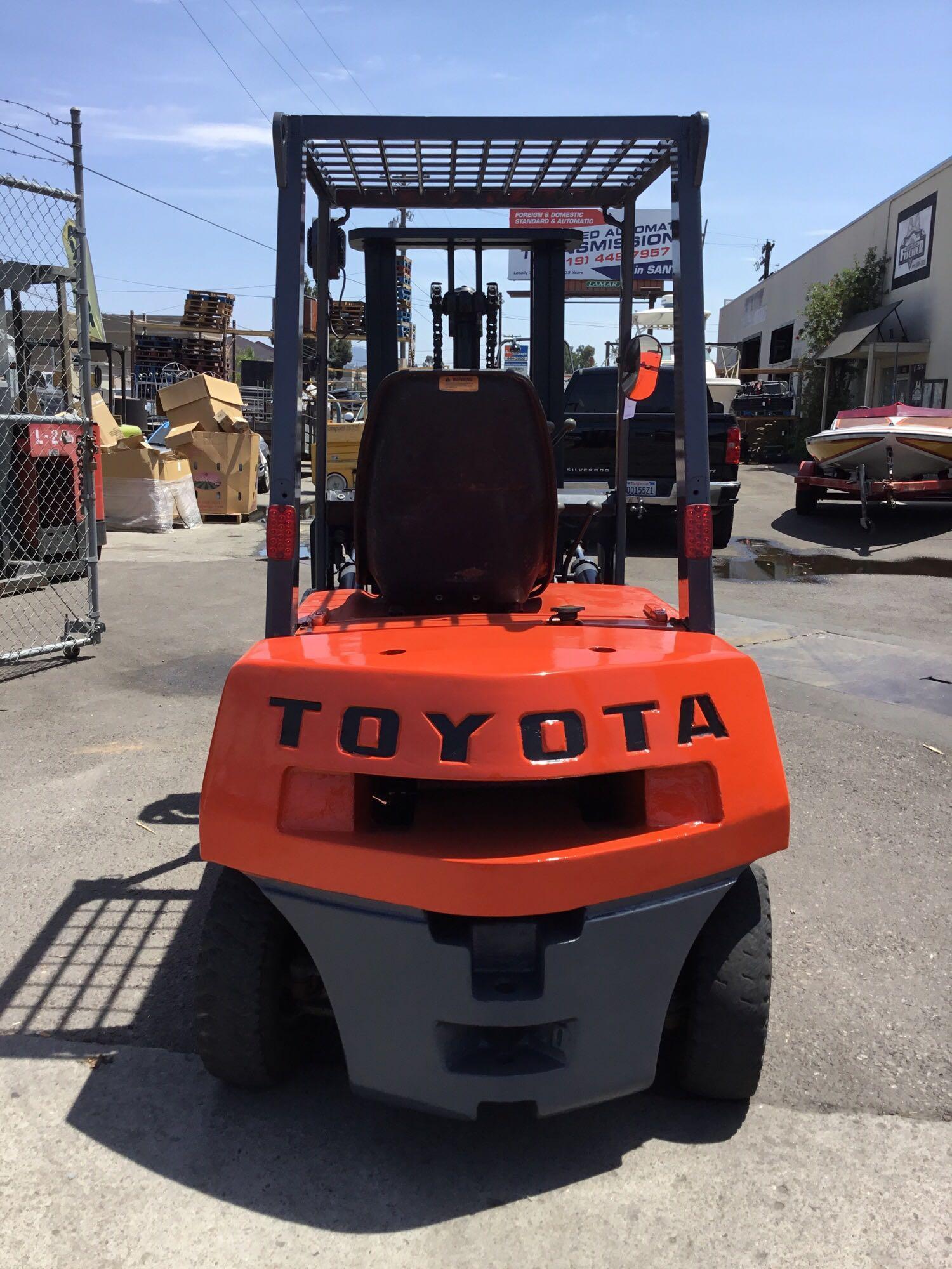 Toyota 4-Cylinder Gasoline Powered Forklift with pneumatic tires