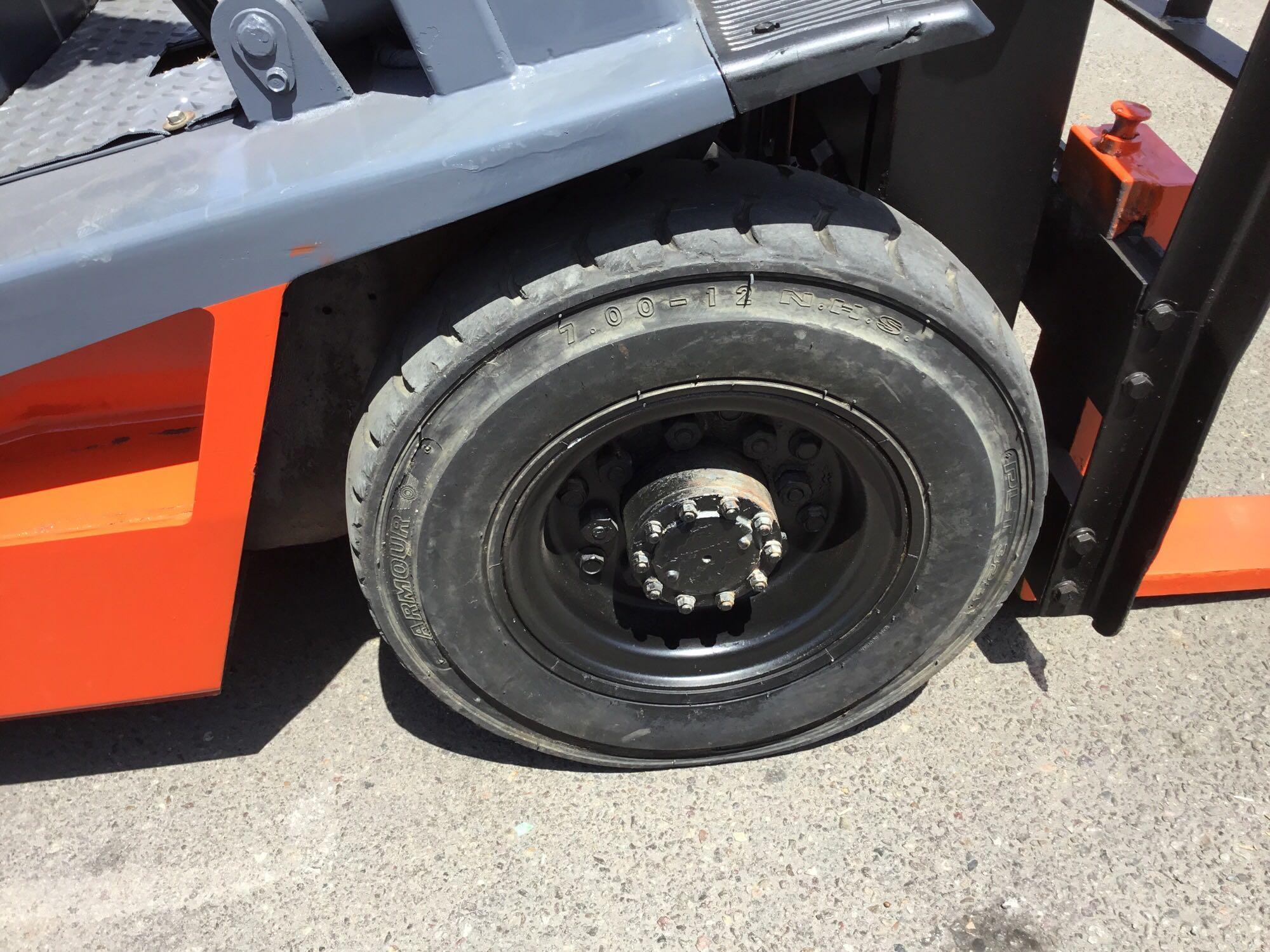 Toyota 4-Cylinder Gasoline Powered Forklift with pneumatic tires