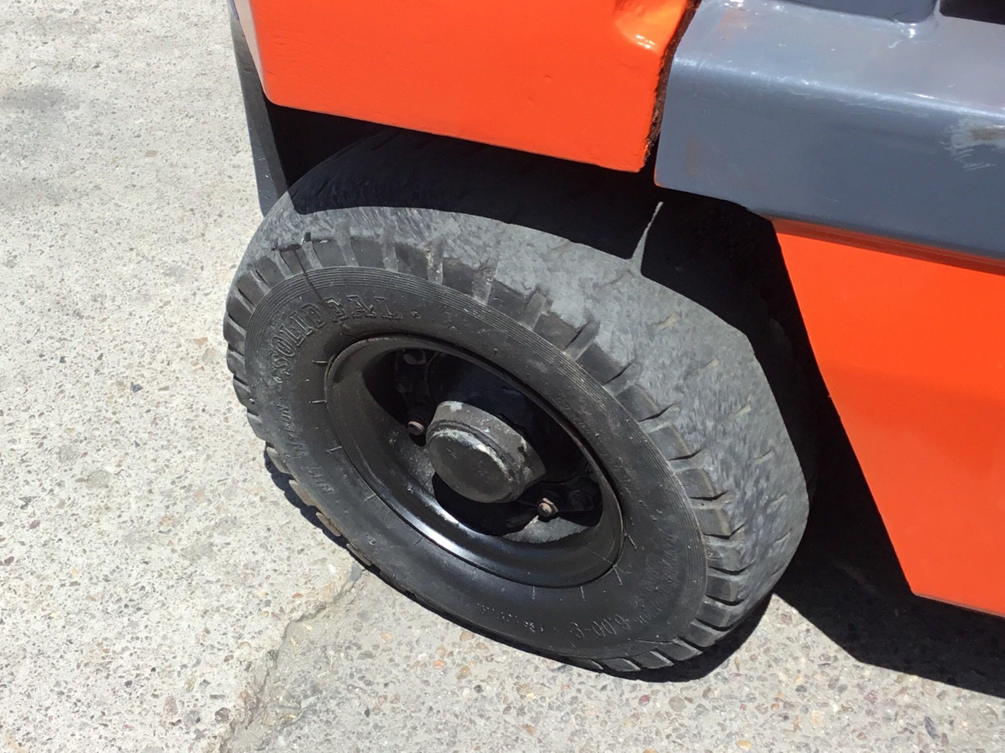 Toyota 4-Cylinder Gasoline Powered Forklift with pneumatic tires