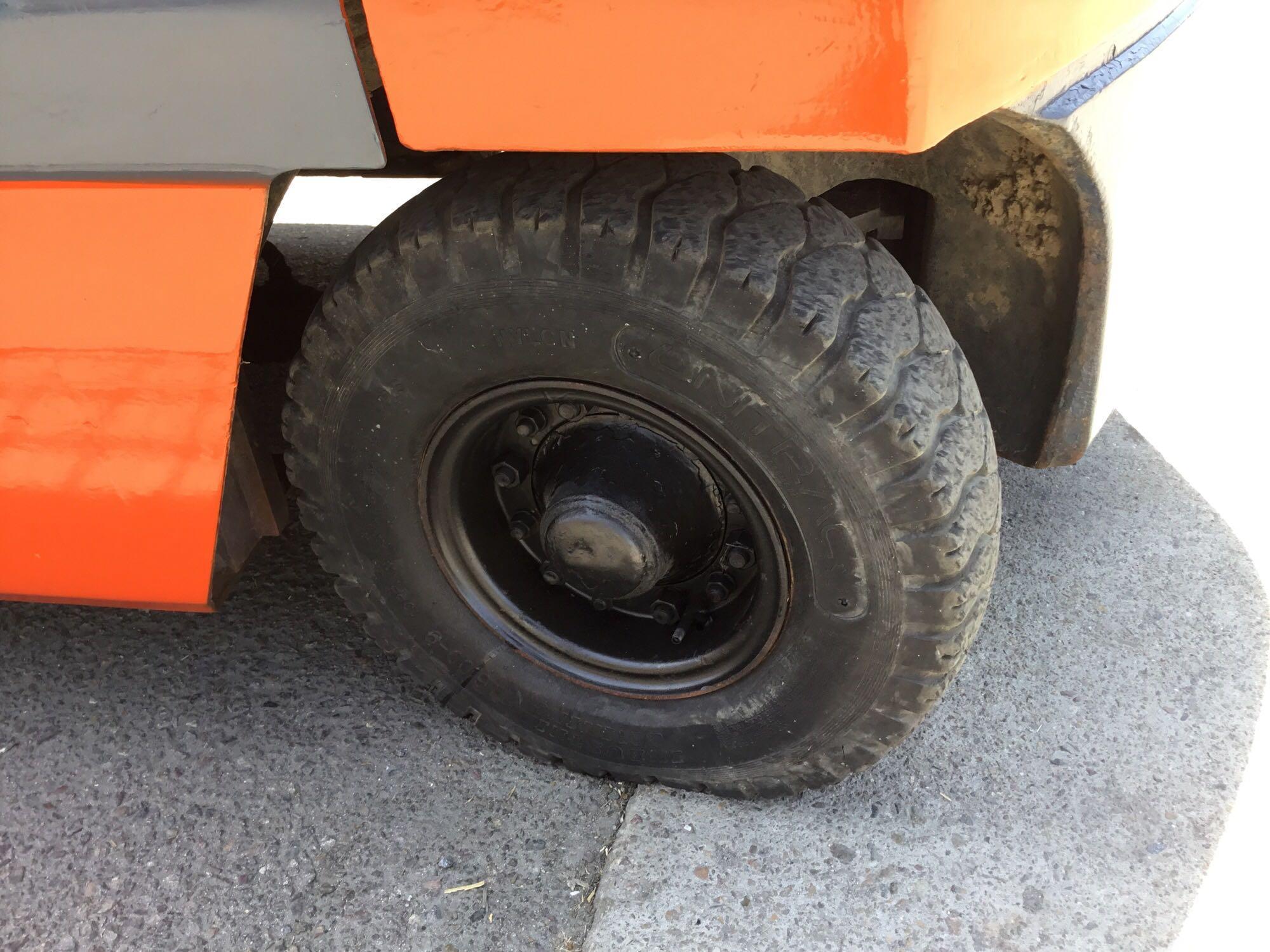 Toyota 4-Cylinder Gasoline Powered Forklift with pneumatic tires