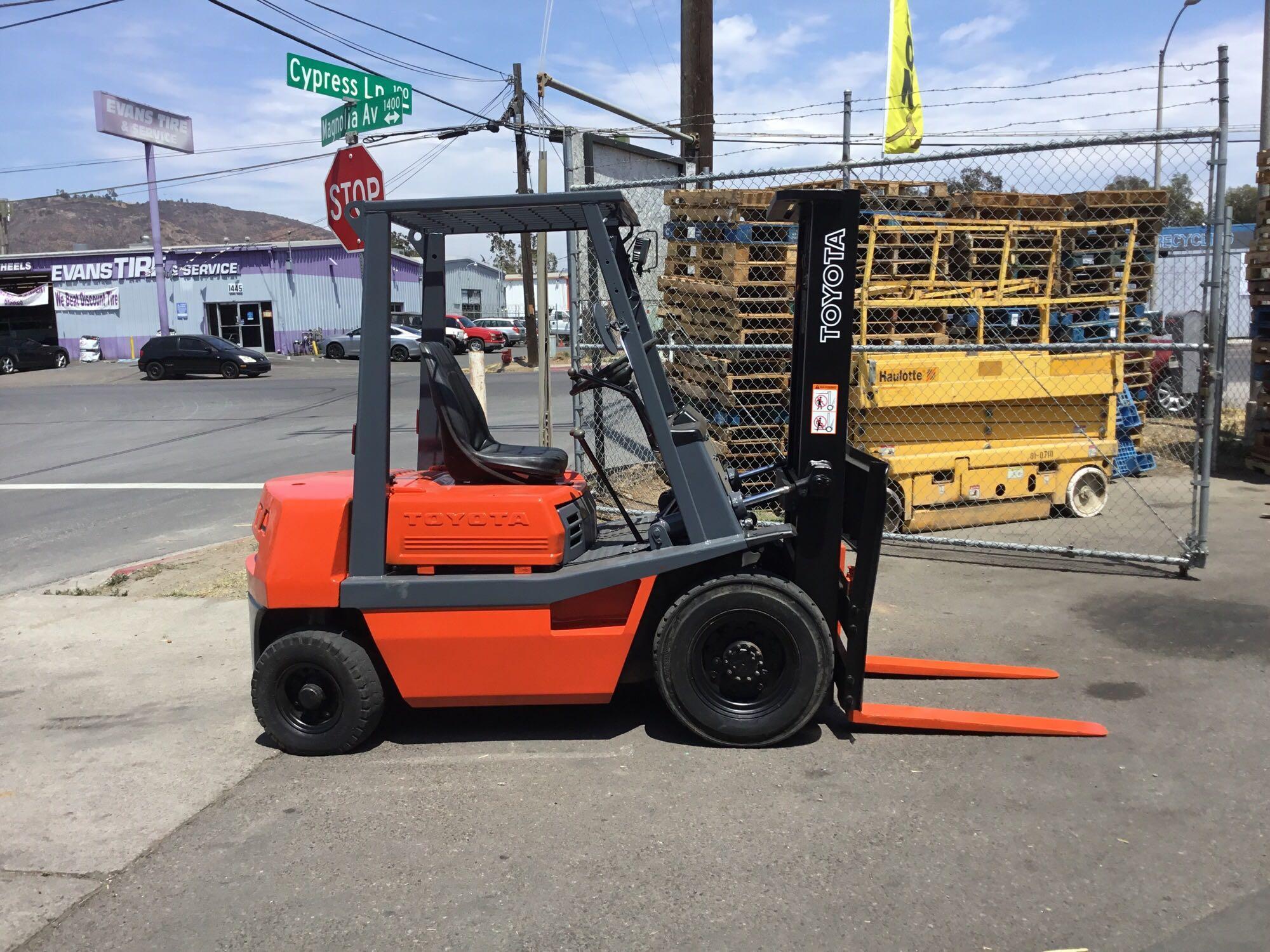 Toyota 4-Cylinder Gasoline Powered Forklift with pneumatic tires