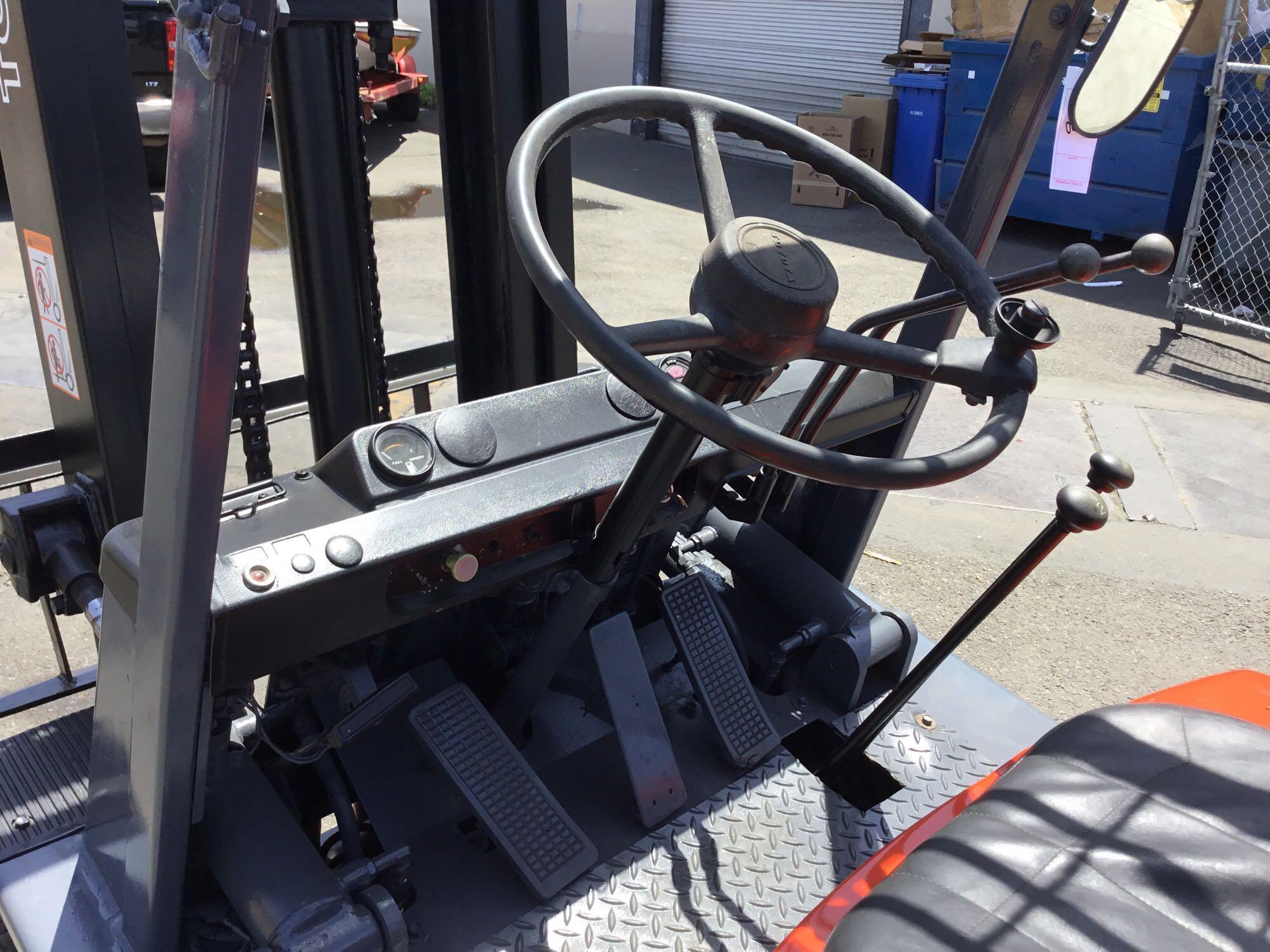 Toyota 4-Cylinder Gasoline Powered Forklift with pneumatic tires