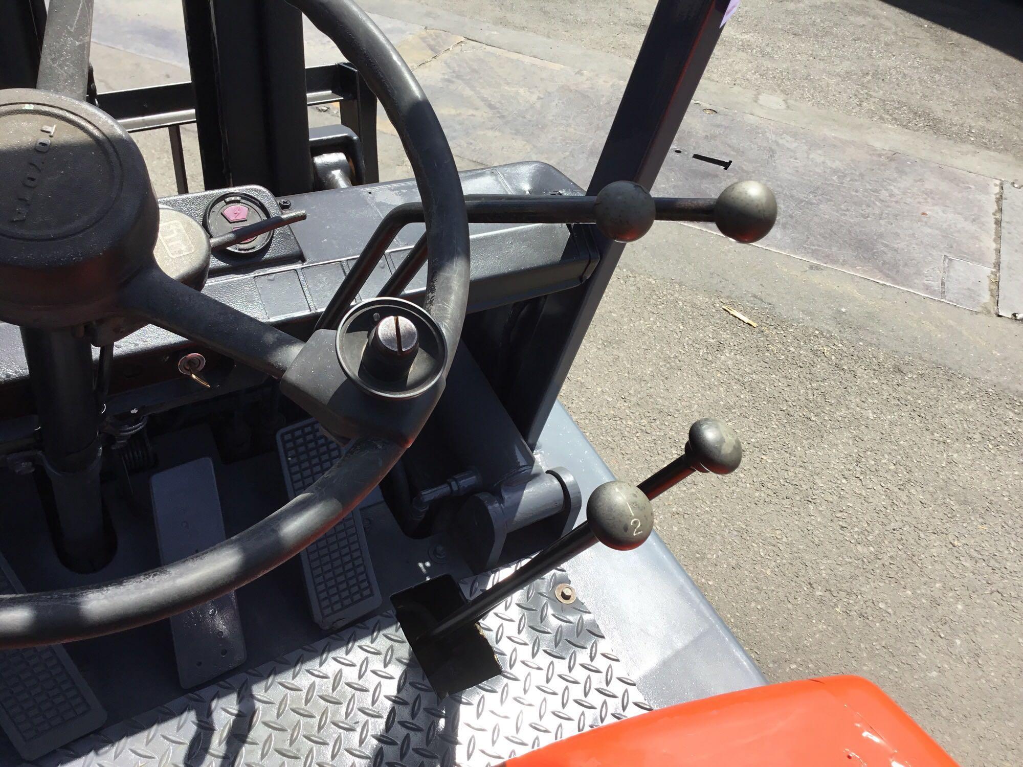 Toyota 4-Cylinder Gasoline Powered Forklift with pneumatic tires