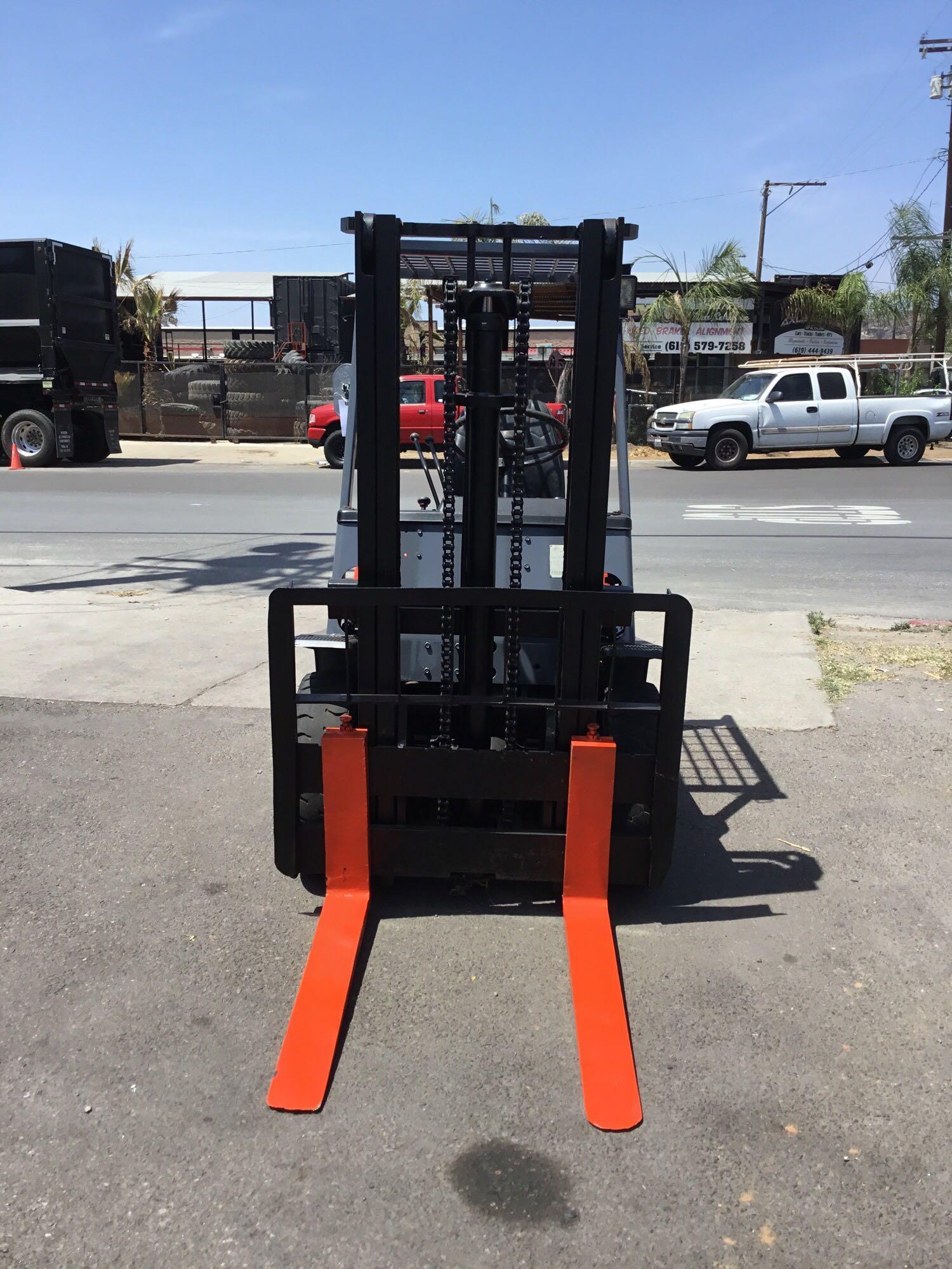 Toyota 4-Cylinder Gasoline Powered Forklift with pneumatic tires