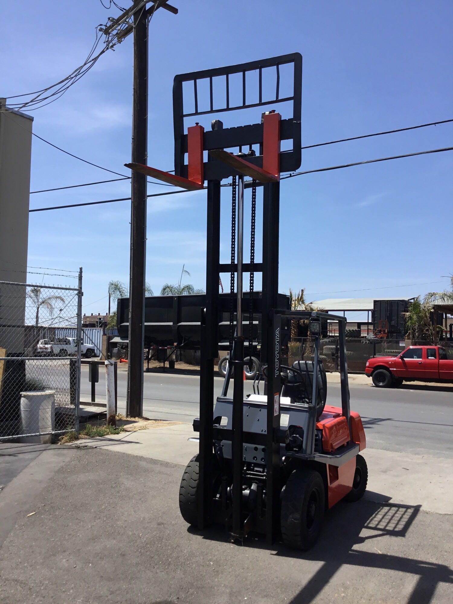 Toyota 4-Cylinder Gasoline Powered Forklift with pneumatic tires