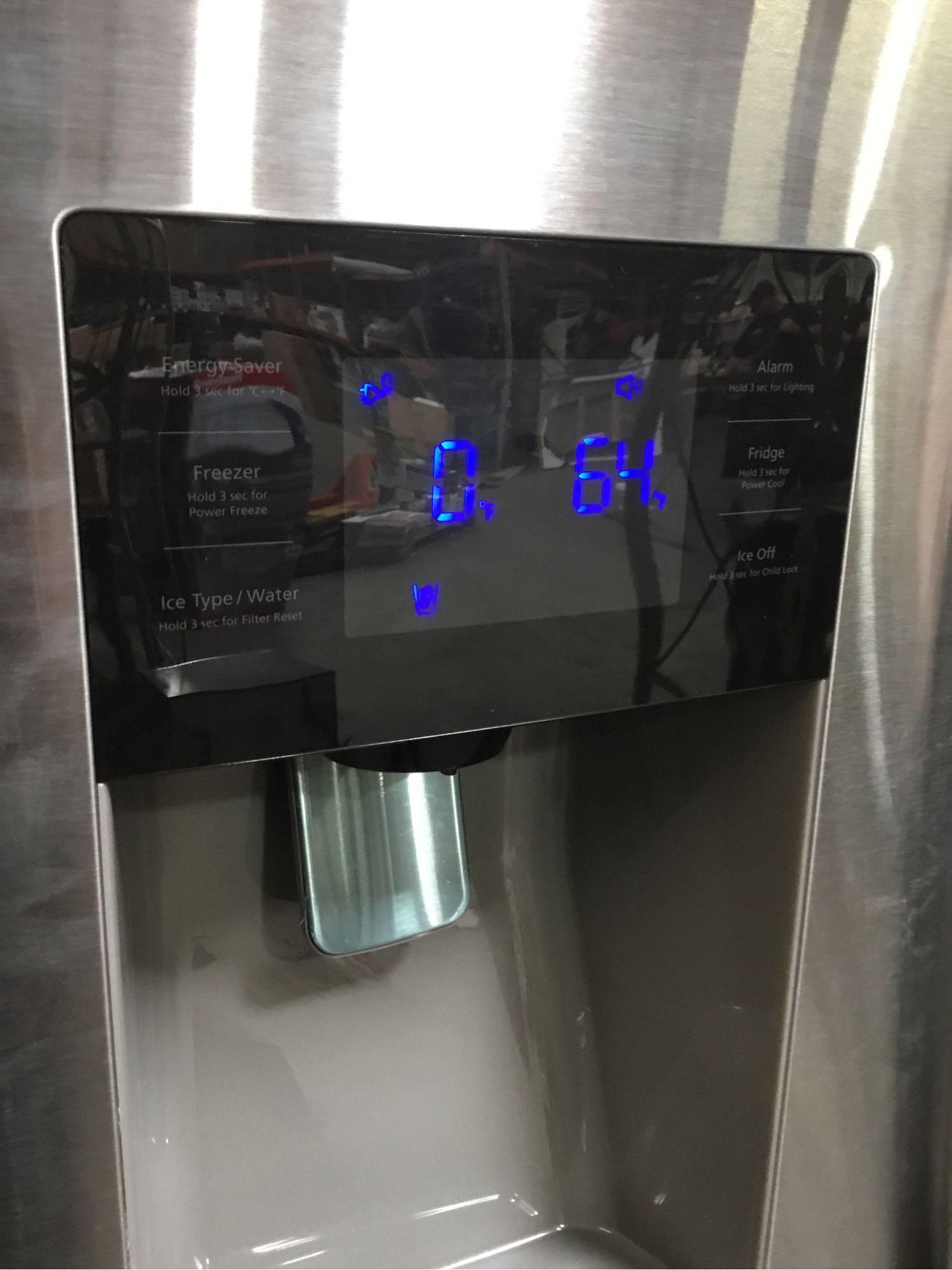 Samsung 25 cu. ft. French Door Refrigerstor with External Water & Ice Dispenser**GETS COLD**