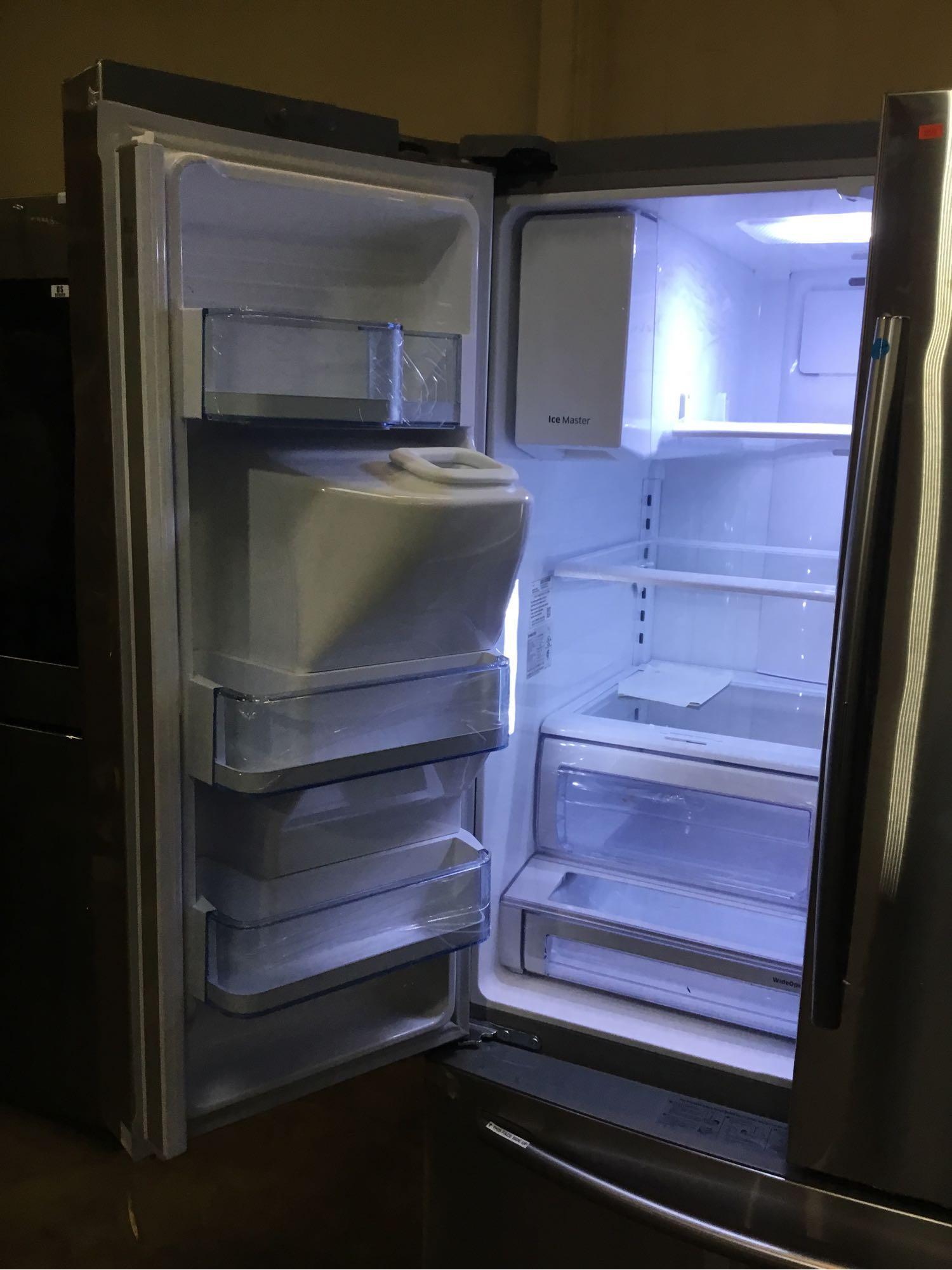 Samsung 28 cu. ft. 3-Door French Door Food ShowCase Refrigerator**GETS COLD**