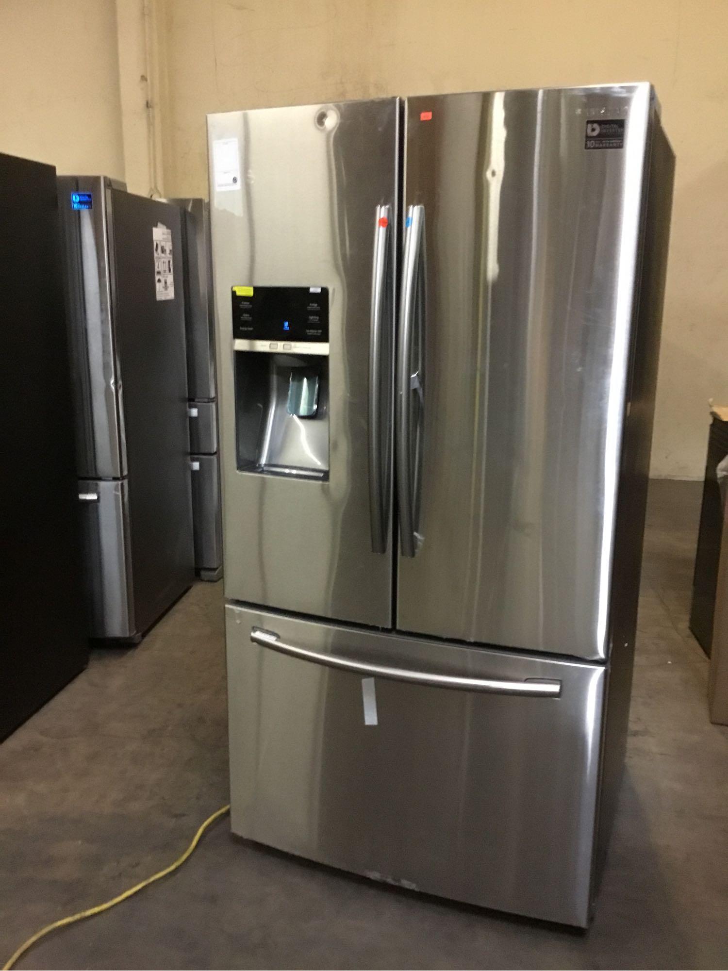 Samsung 28 cu. ft. 3-Door French Door Food ShowCase Refrigerator**GETS COLD**