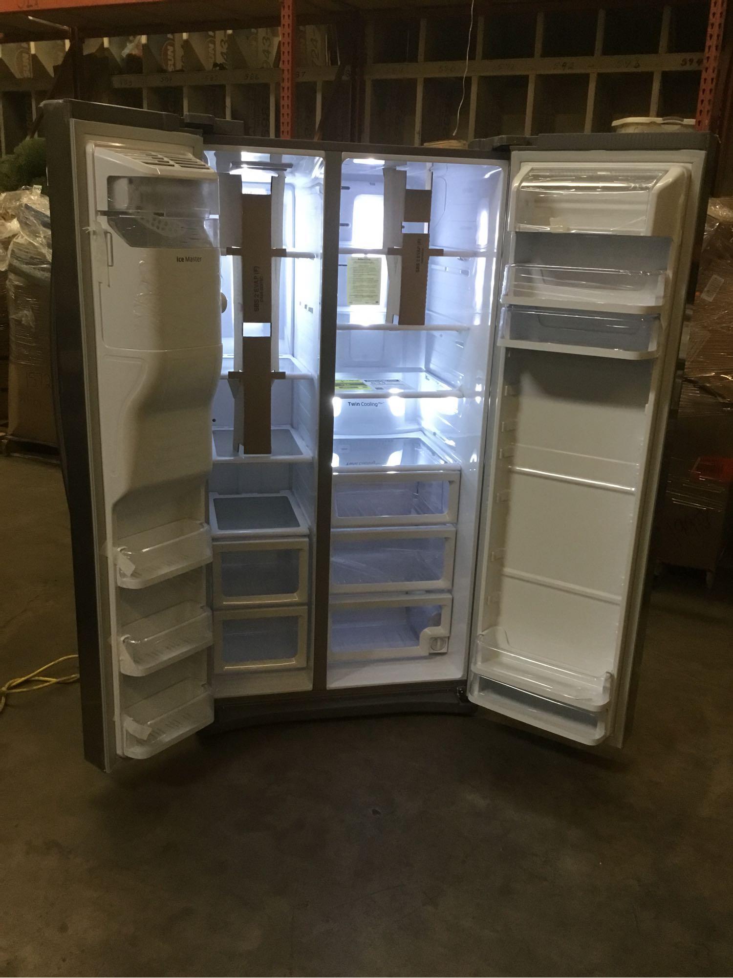 Samsung 24.5 cu. ft. Side-By-Side Refrigerator with In-Door Ice Maker**GETS COLD**
