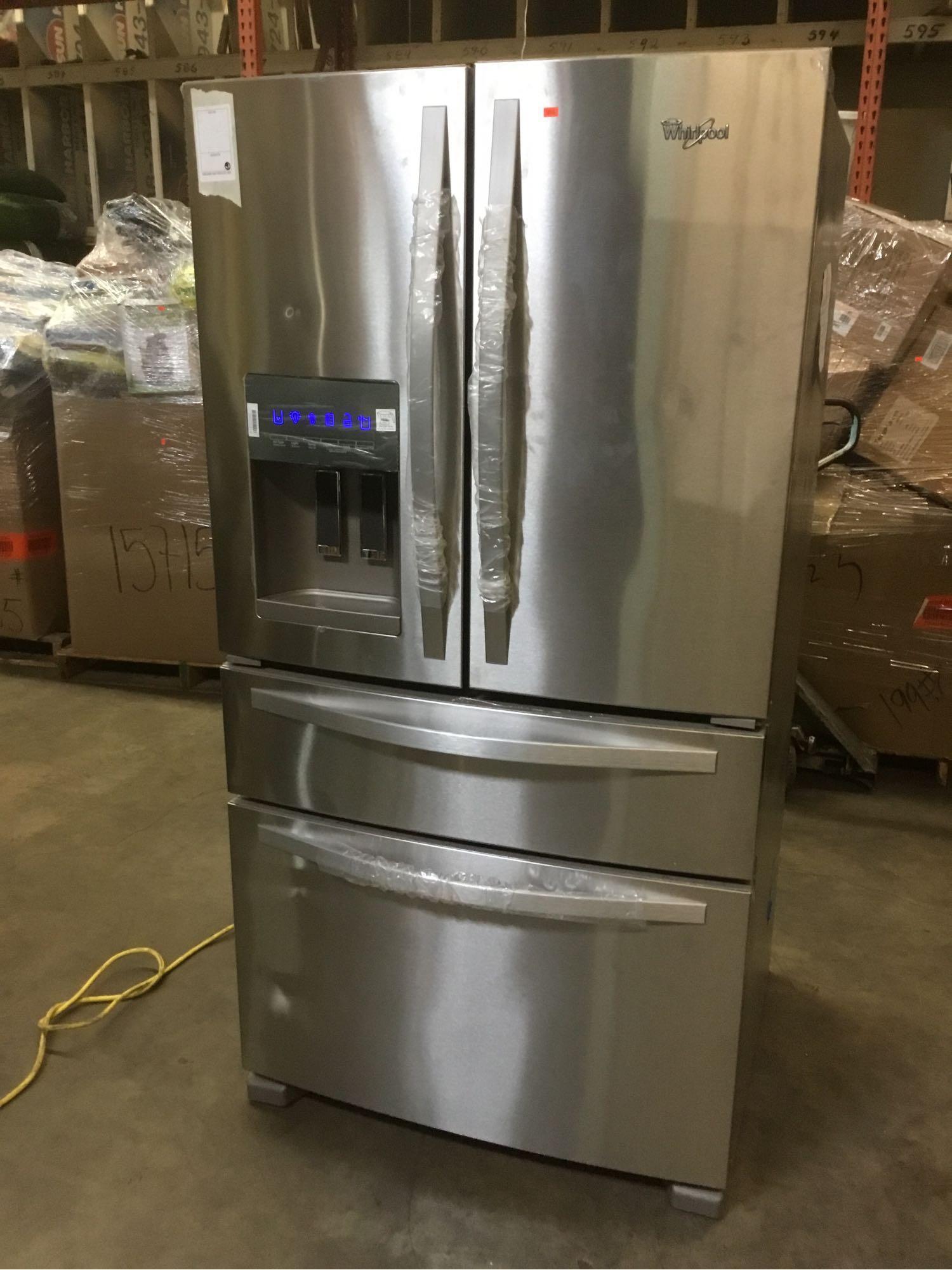 Samsung 24.5 cu. ft. Side-By-Side Refrigerator with In-Door Ice Maker**GETS COLD**