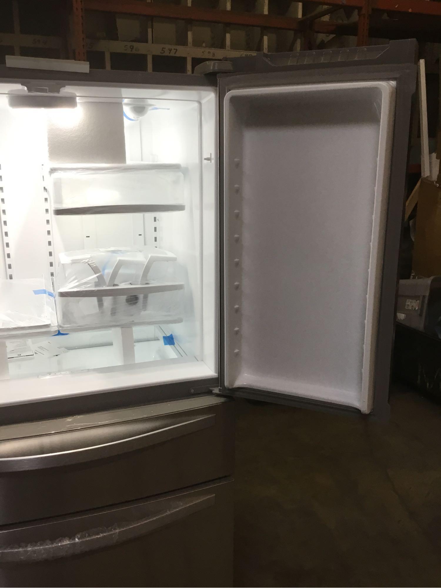 Samsung 24.5 cu. ft. Side-By-Side Refrigerator with In-Door Ice Maker**GETS COLD**