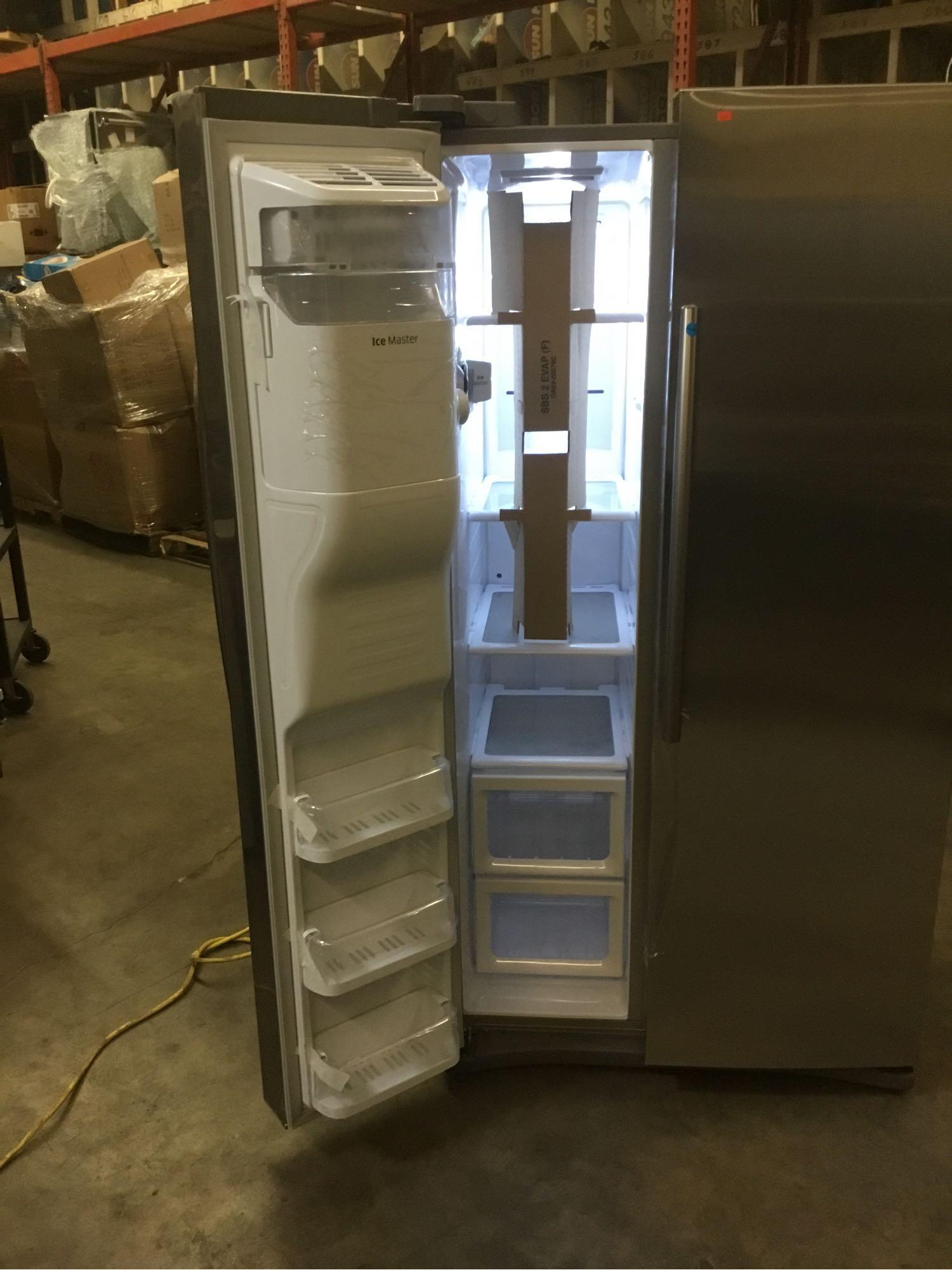 Samsung 24.5 cu. ft. Side-By-Side Refrigerator with In-Door Ice Maker**GETS COLD**