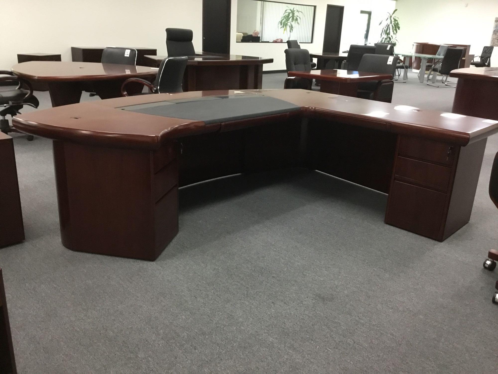 Los Angeles 9' Executive Desk Right and Sacramento High-Back Chair,