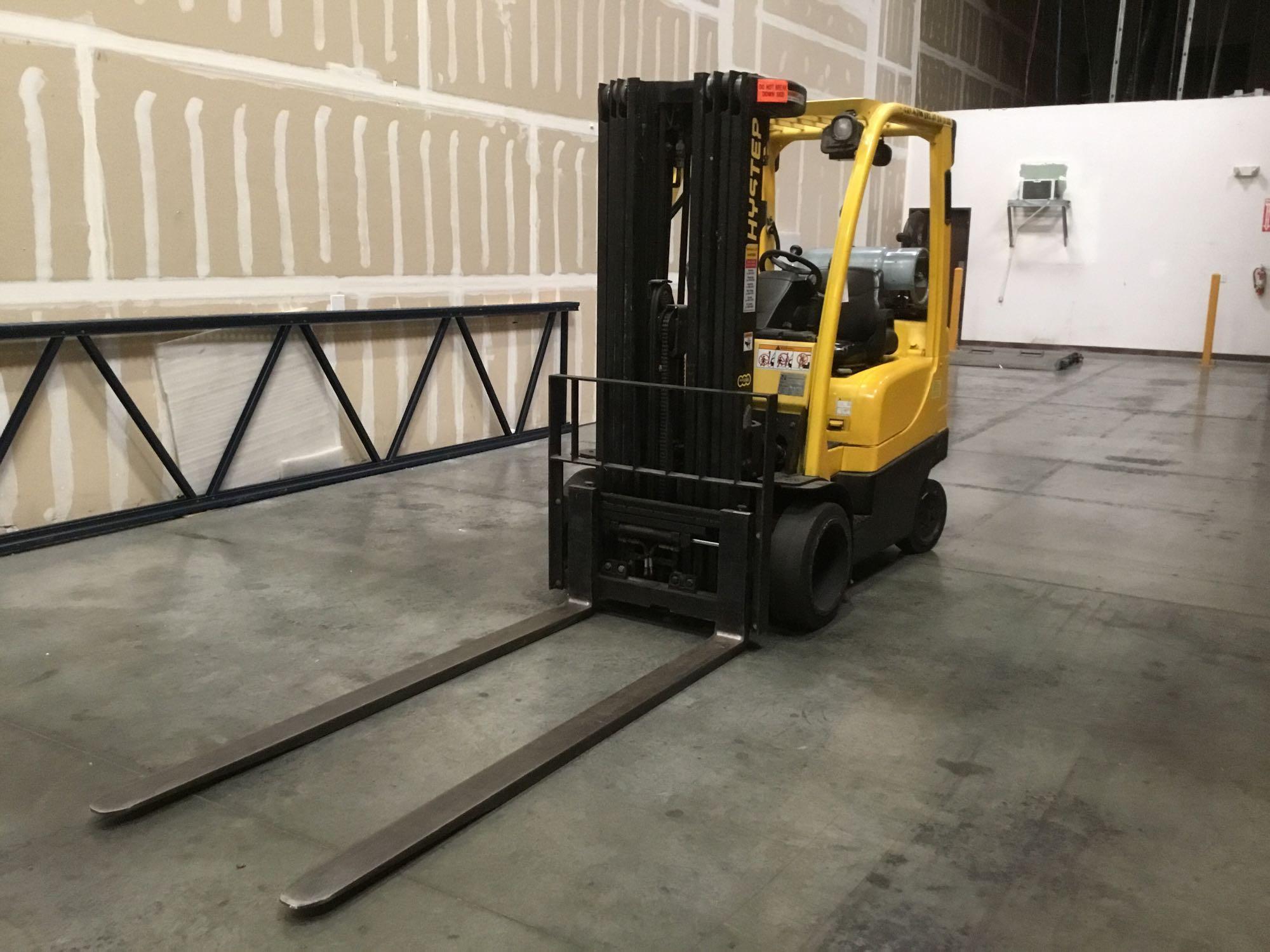 Hyster 5000lbs. Capacity LPG Sitdown Fork Lift w/7 ft. Forks