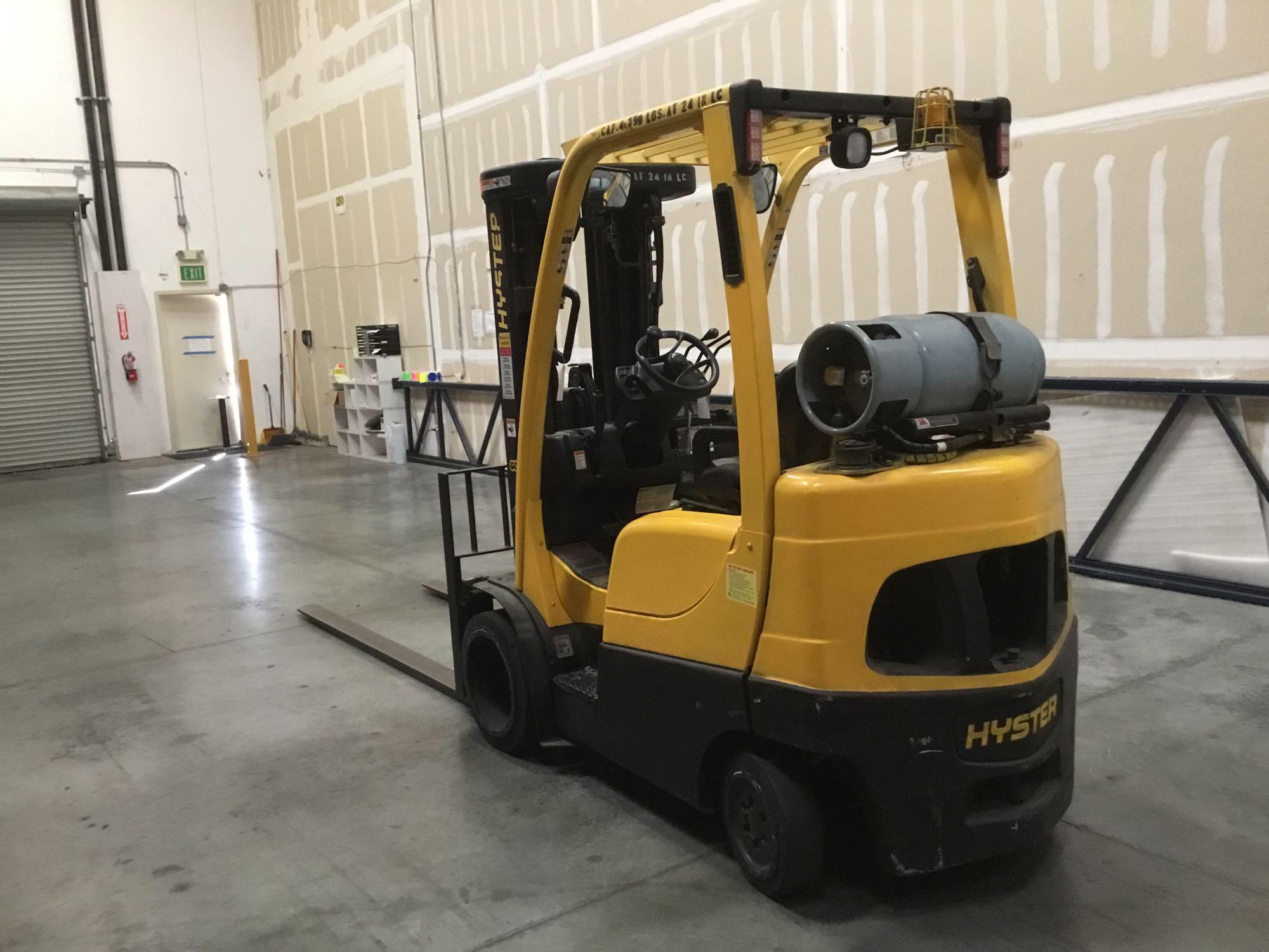 Hyster 5000lbs. Capacity LPG Sitdown Fork Lift w/7 ft. Forks