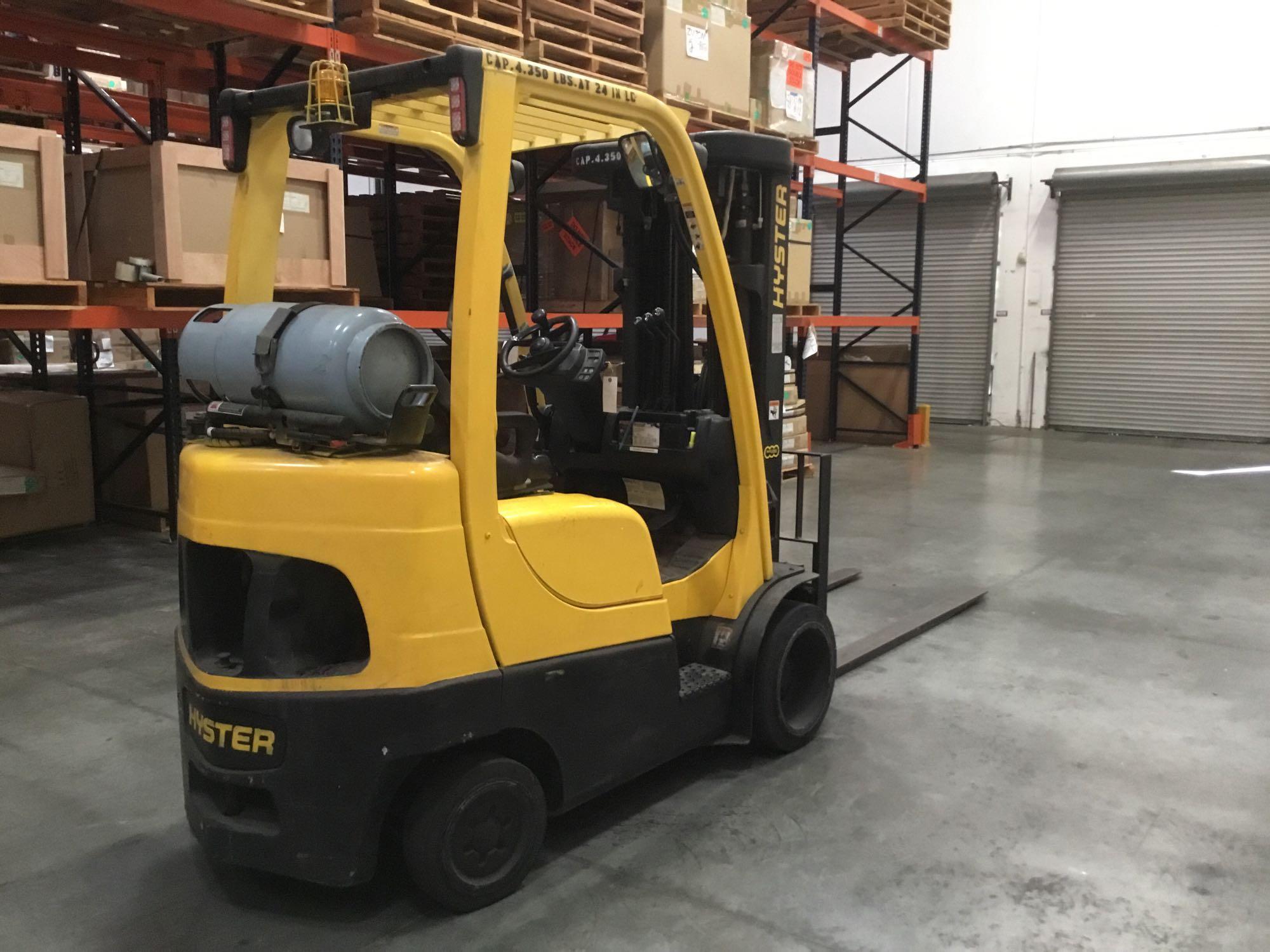 Hyster 5000lbs. Capacity LPG Sitdown Fork Lift w/7 ft. Forks