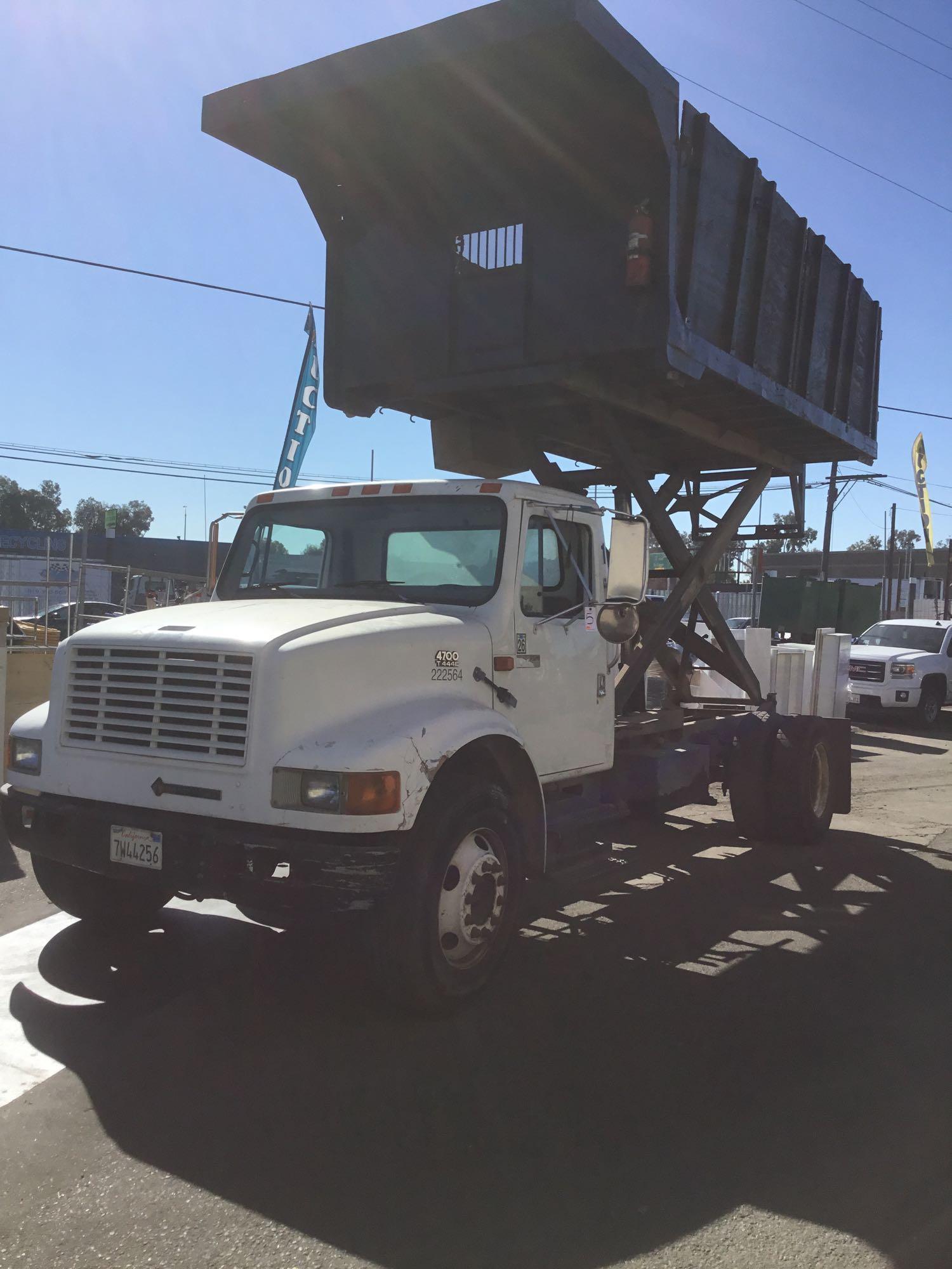 2000 International 4700 T444E Scissor Lift/Tilt Roofing Truck 7.3L V8 Turbo Charged