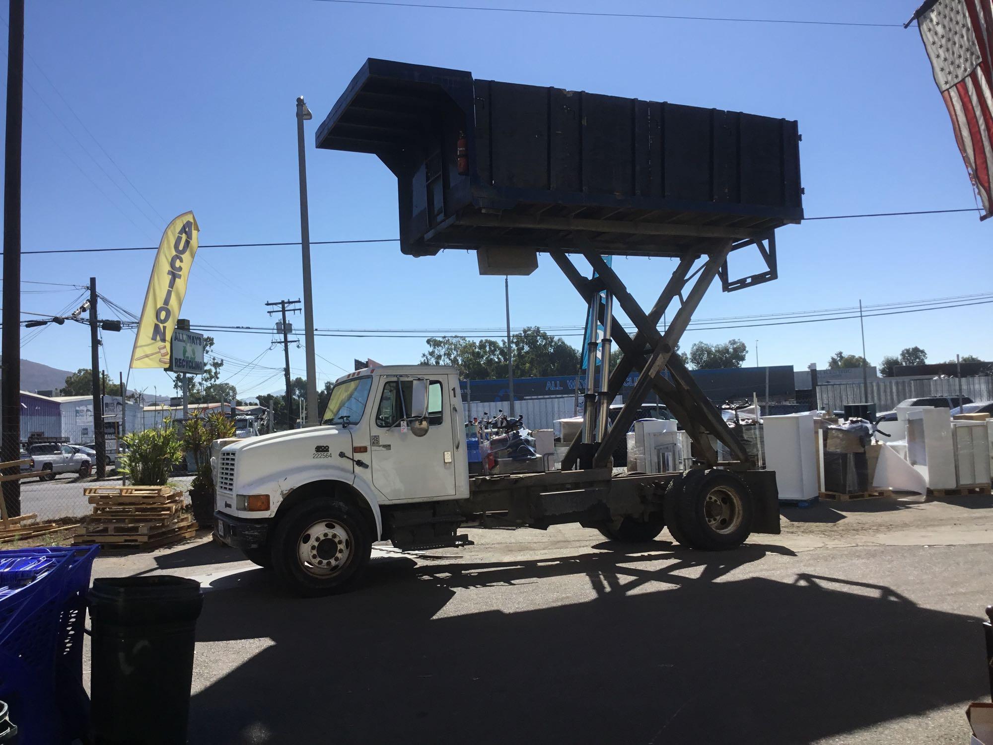 2000 International 4700 T444E Scissor Lift/Tilt Roofing Truck 7.3L V8 Turbo Charged