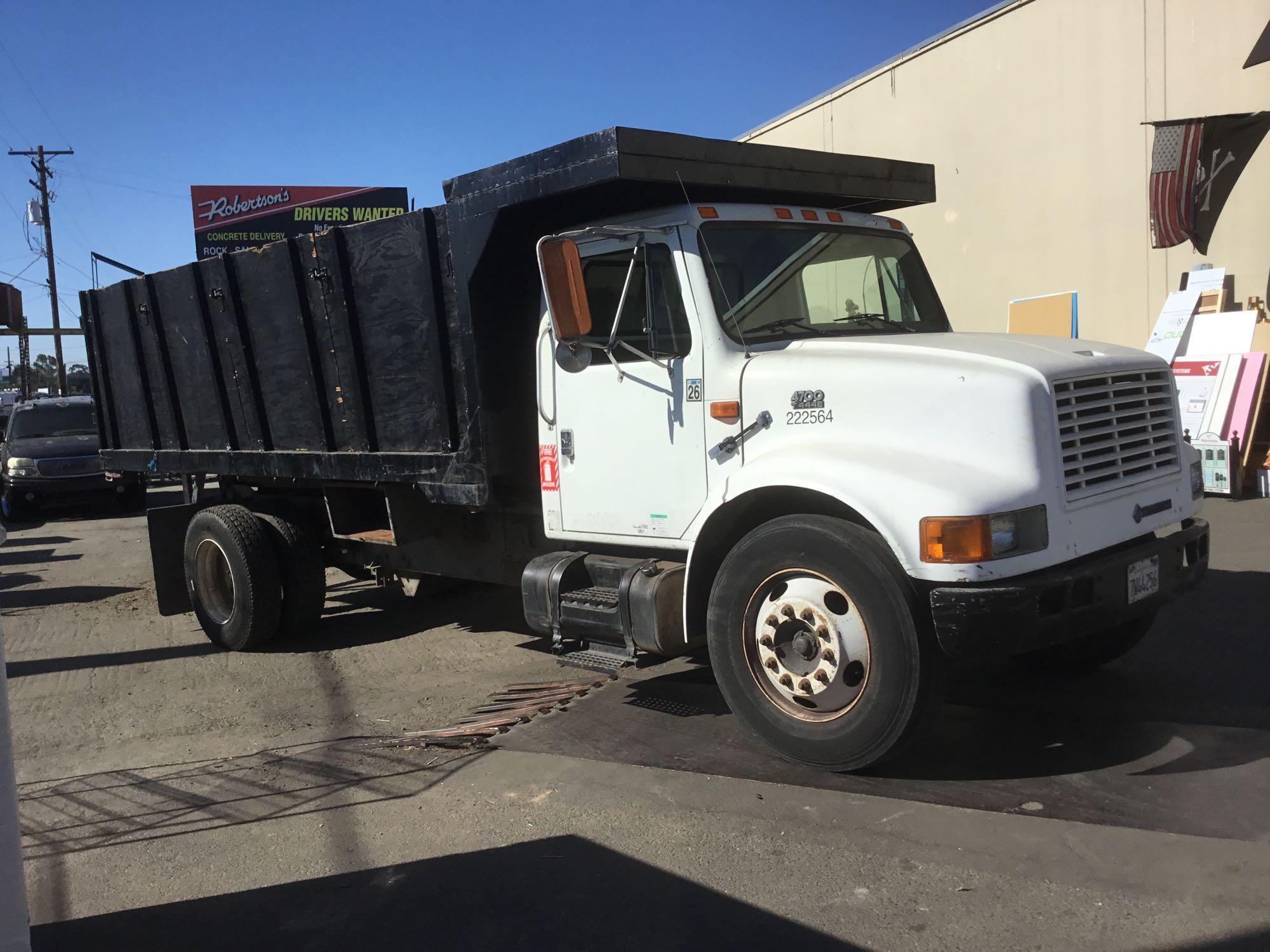 2000 International 4700 T444E Scissor Lift/Tilt Roofing Truck 7.3L V8 Turbo Charged