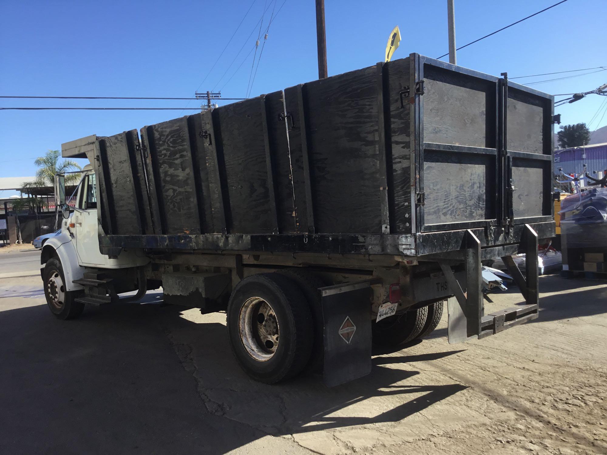 2000 International 4700 T444E Scissor Lift/Tilt Roofing Truck 7.3L V8 Turbo Charged