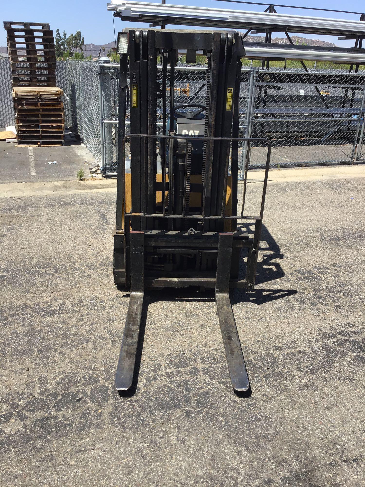 CATERPILLAR 3000LBS Capacity 36V Electric Fork Lift With Side Shift and Charger