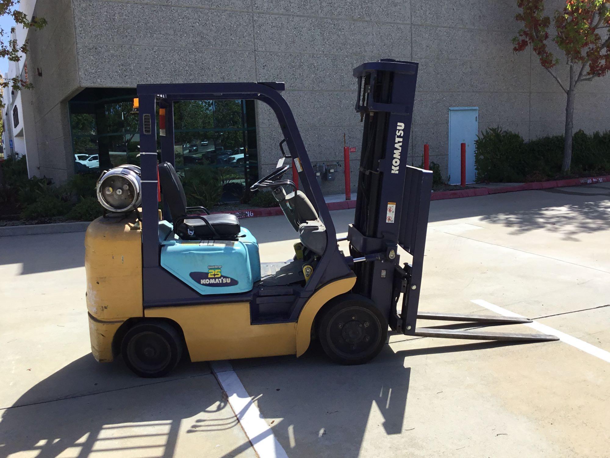 KOMATSU 5000lb Capacity LPG Forklift with Triple Stage Mast and Side Shift