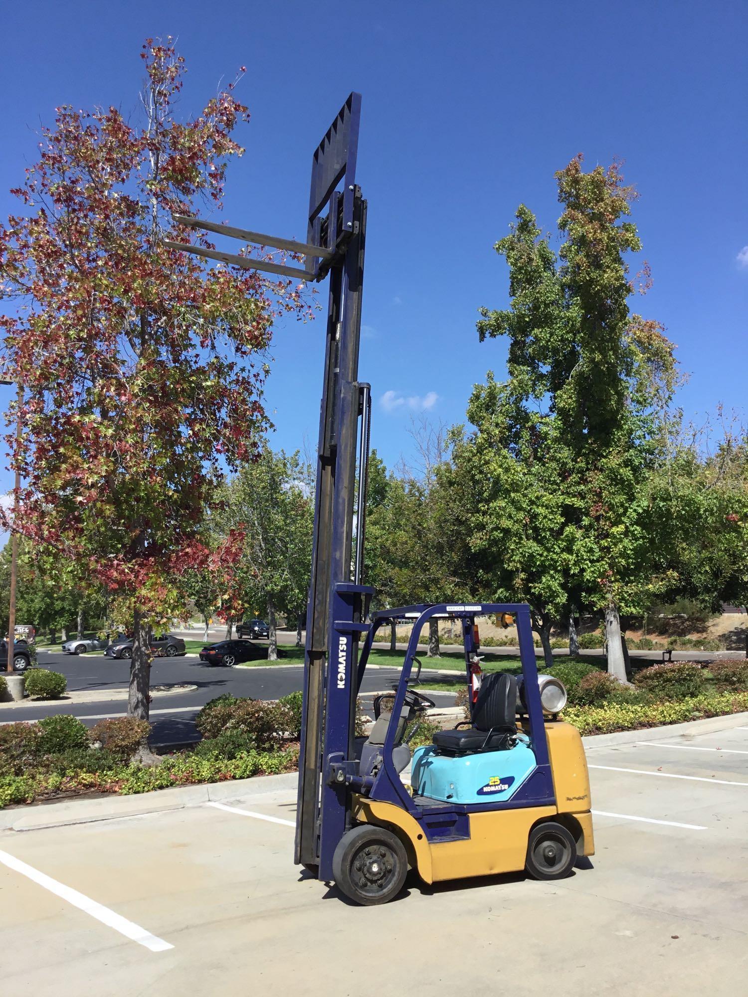 KOMATSU 5000lb Capacity LPG Forklift with Triple Stage Mast and Side Shift