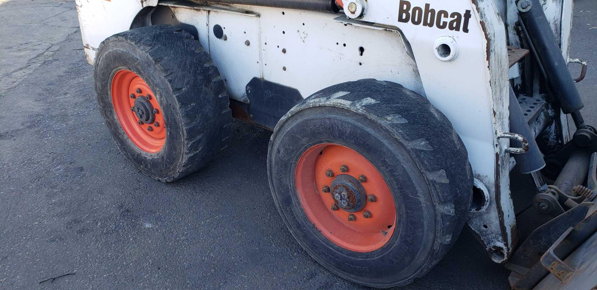 2005 BobCat S220 Turbo with High Flow and 78in. Smooth Utility Bucket