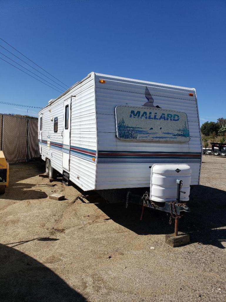 1997 Fleetwood Mallard 32ft. Travel Trailer with 8,300lbs G.V.W.R. with Living Room Slide Out