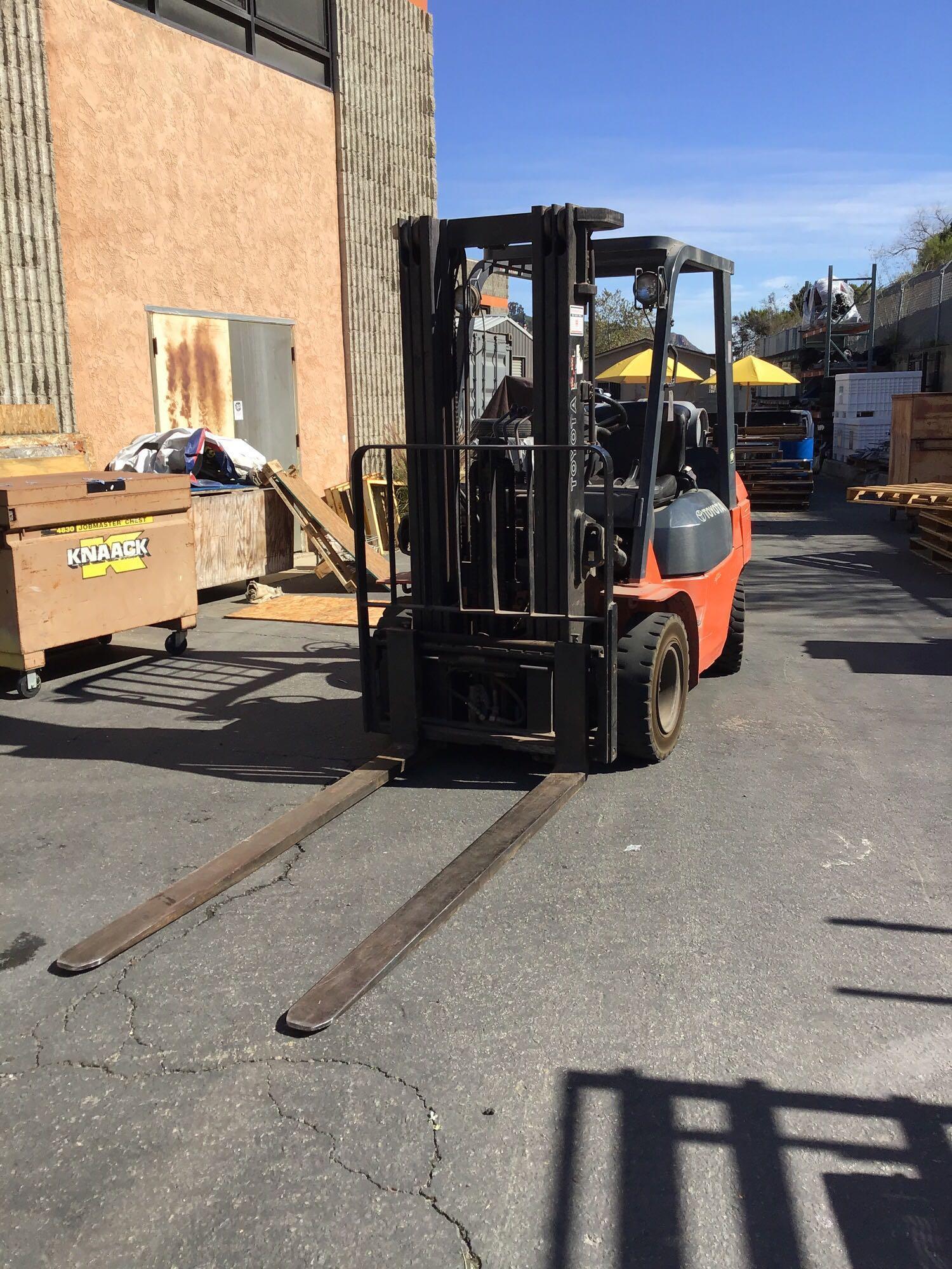 Toyota 5000lbs. Capacity Triple Stage Mast LPG Forklift with Side Shift