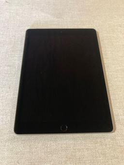 32GB Apple iPad 9.7in 6th Generation WiFi/Cellular in Space Gray ***PROFESSIONALLY RENEWED***