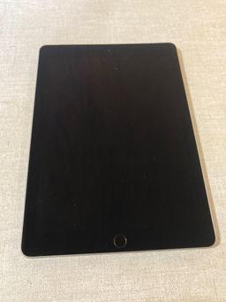 32GB Wi-Fi + Cellular Unlocked Apple iPad 9.7in 6th Generation in Space Gray*PROFESSIONALLY RENEWED*