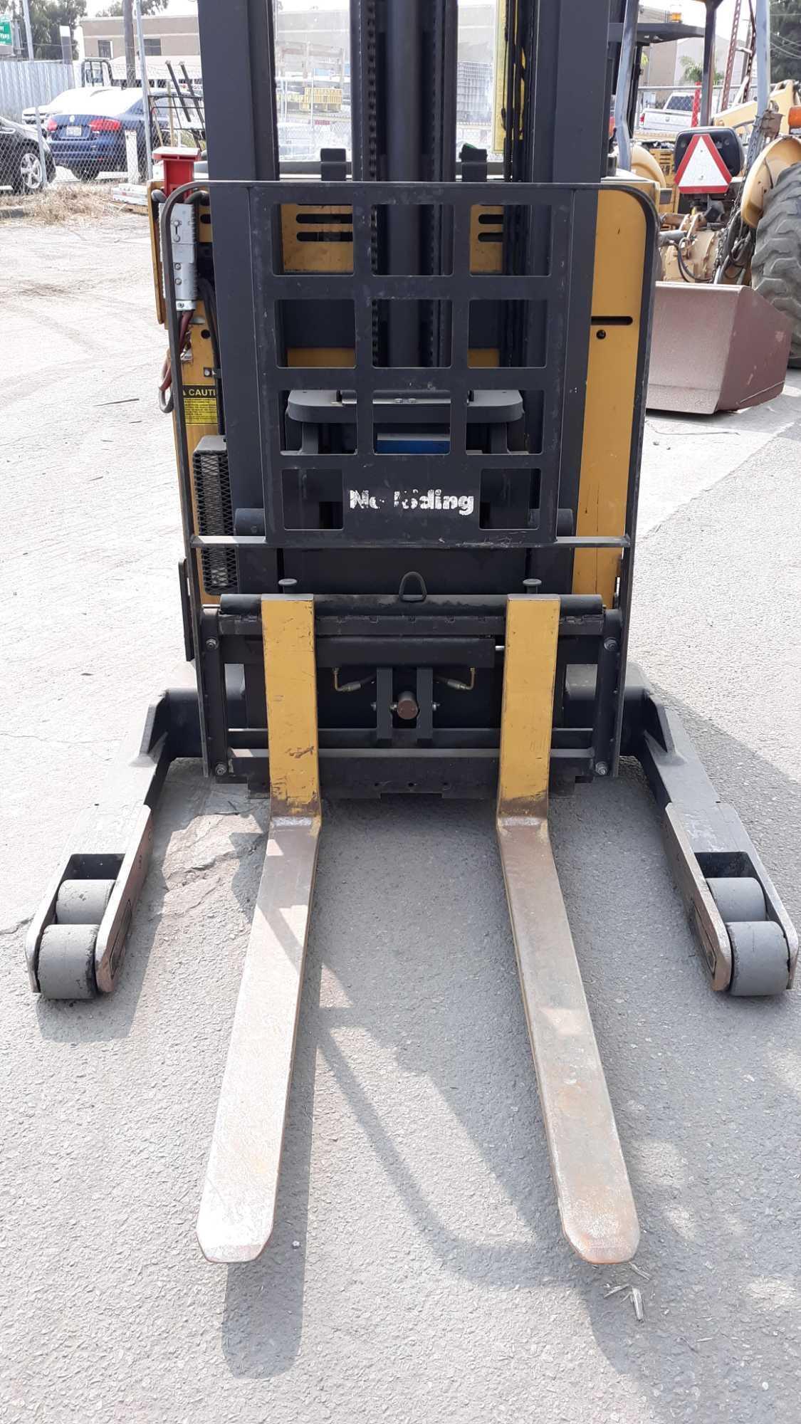 CATERPILLAR 3,500lbs Capacity 36v Electric Narrow Aisle Single Reach Lift