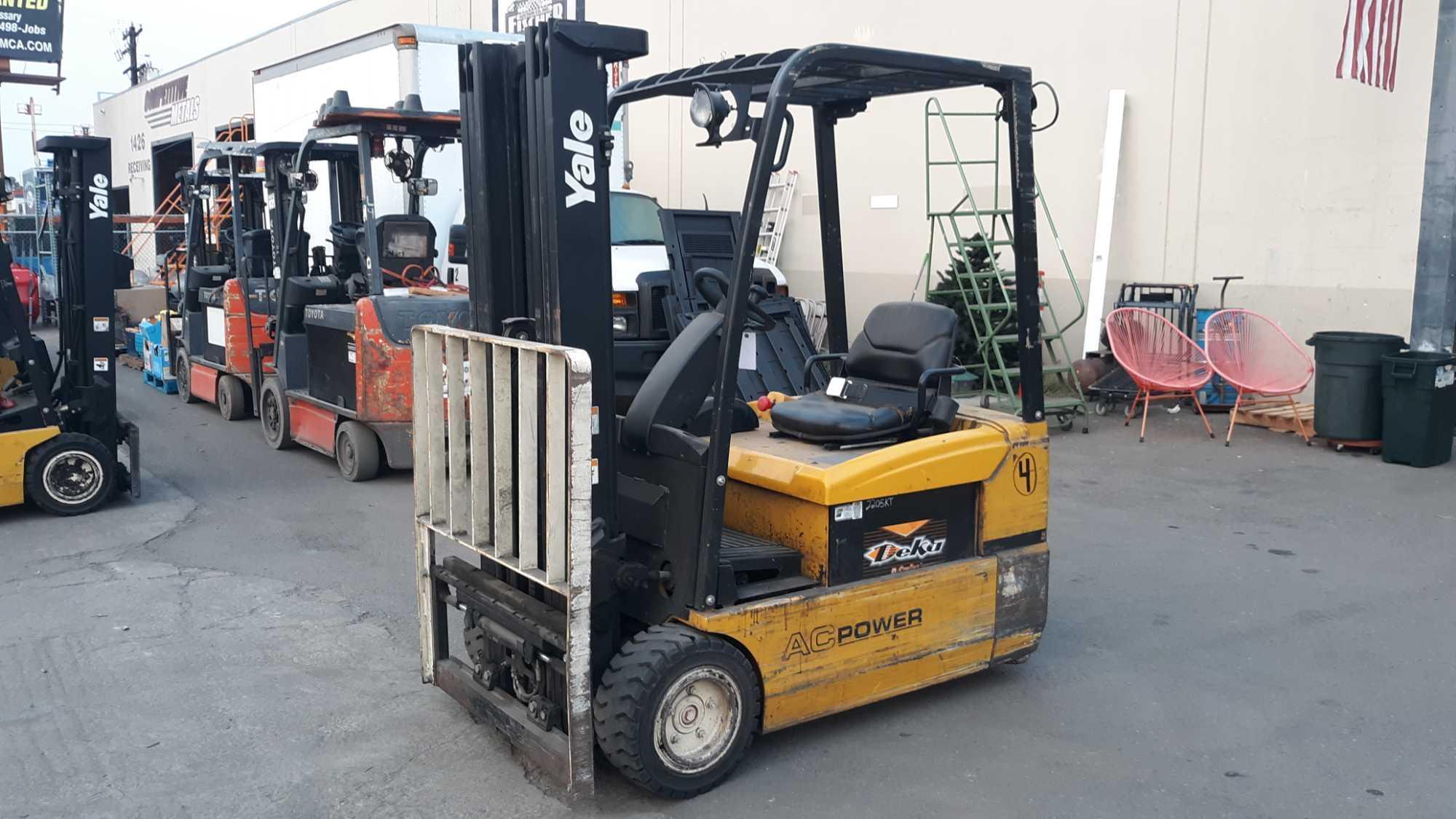 YALE 3,700lbs Capacity 36v Electric Forklift with Side Shift*MACHINE MOVES UNDER OWN BATTERY POWER*