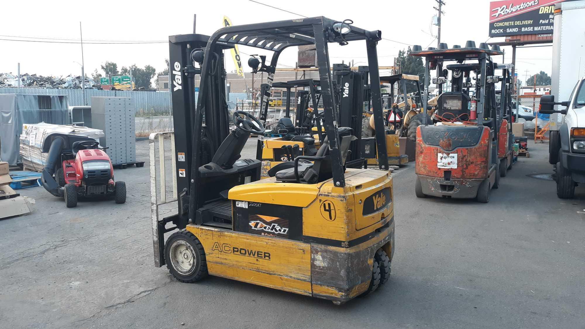 YALE 3,700lbs Capacity 36v Electric Forklift with Side Shift*MACHINE MOVES UNDER OWN BATTERY POWER*