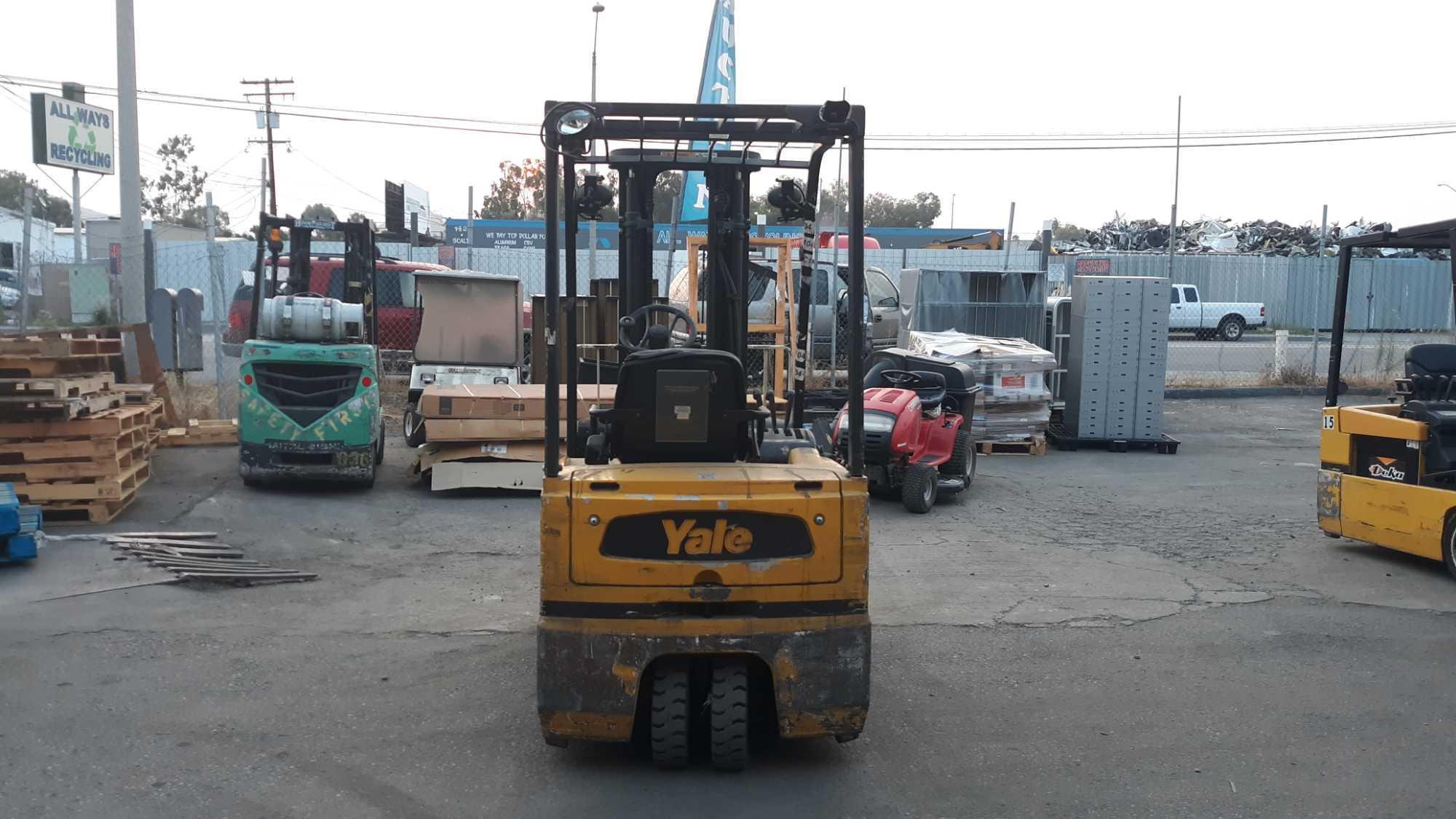 YALE 3,700lbs Capacity 36v Electric Forklift with Side Shift*MACHINE MOVES UNDER OWN BATTERY POWER*