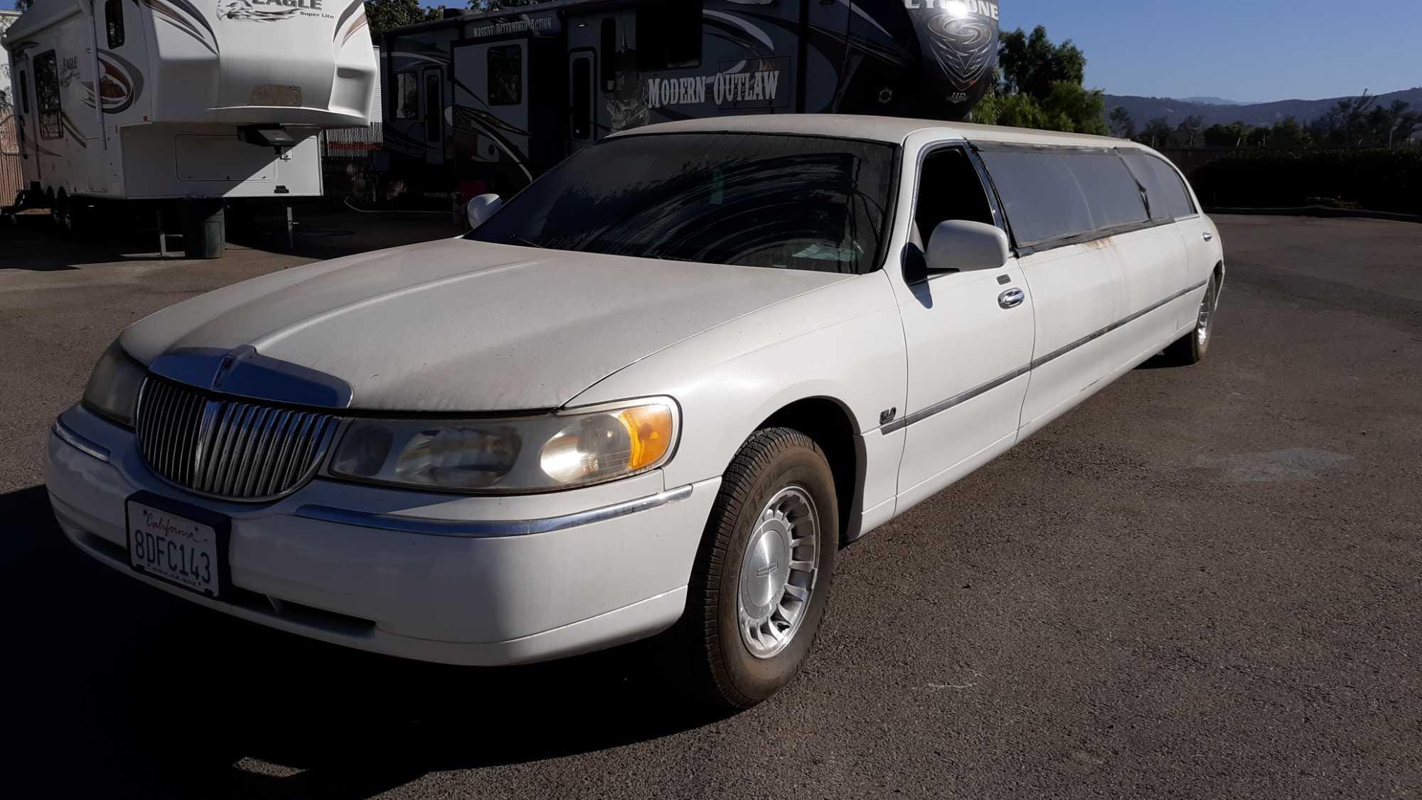 2001 Lincoln Town Car 10 Passenger Limousine*TITLE STATES PRIOR TAXI USE*FOR DEALER/DISMANTLER OR