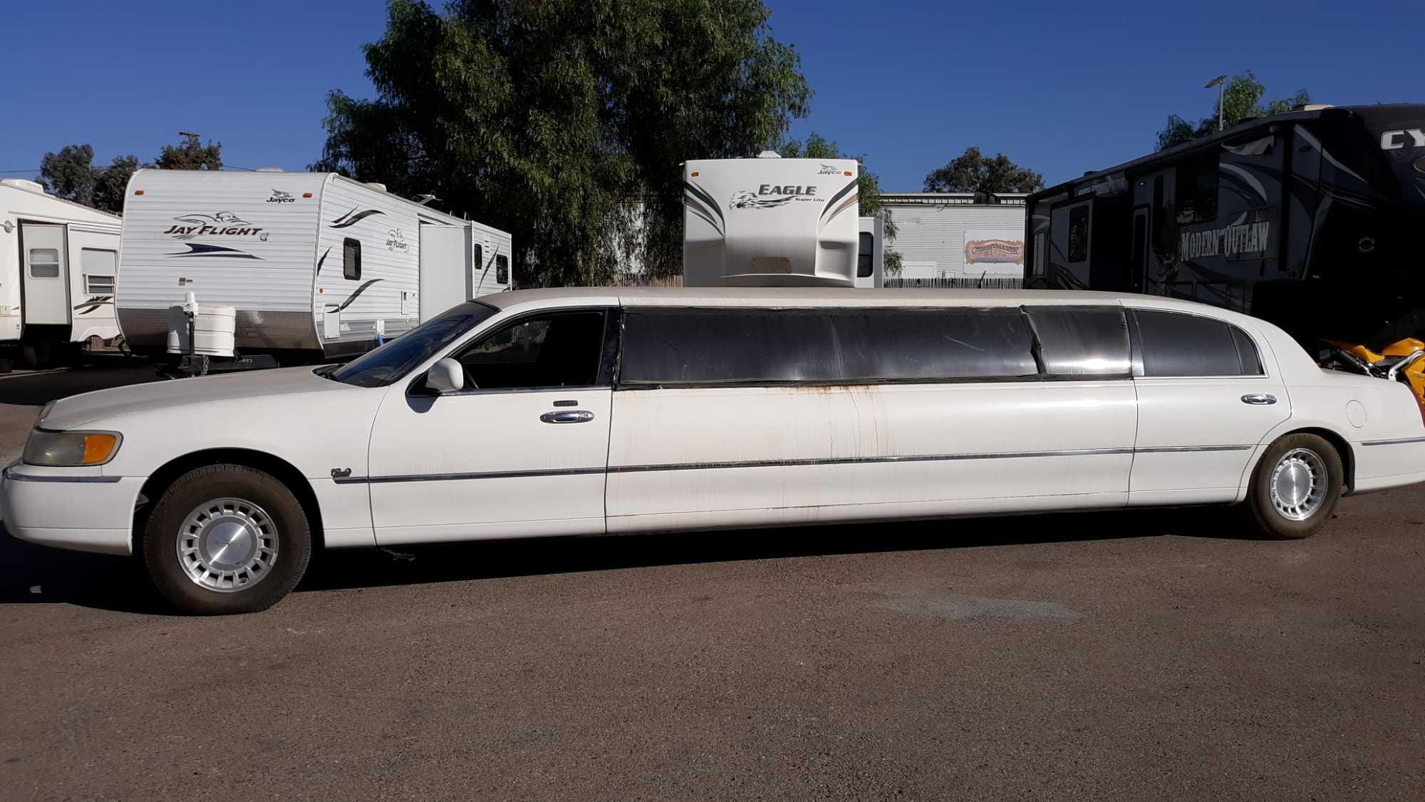 2001 Lincoln Town Car 10 Passenger Limousine*TITLE STATES PRIOR TAXI USE*FOR DEALER/DISMANTLER OR