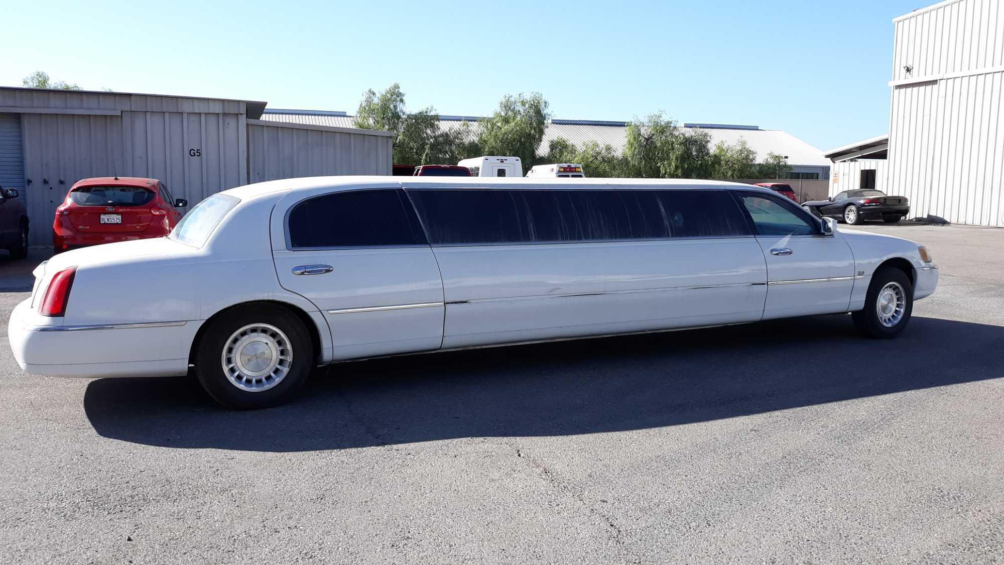 2001 Lincoln Town Car 10 Passenger Limousine*TITLE STATES PRIOR TAXI USE*FOR DEALER/DISMANTLER OR