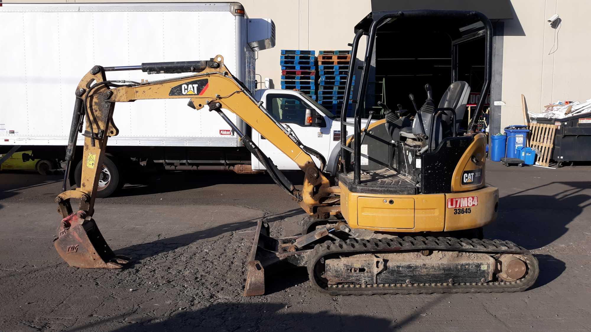 CATERPILLAR 303E CR (COMPACT RADIUS) Mini-Excavator with 12in. Bucket