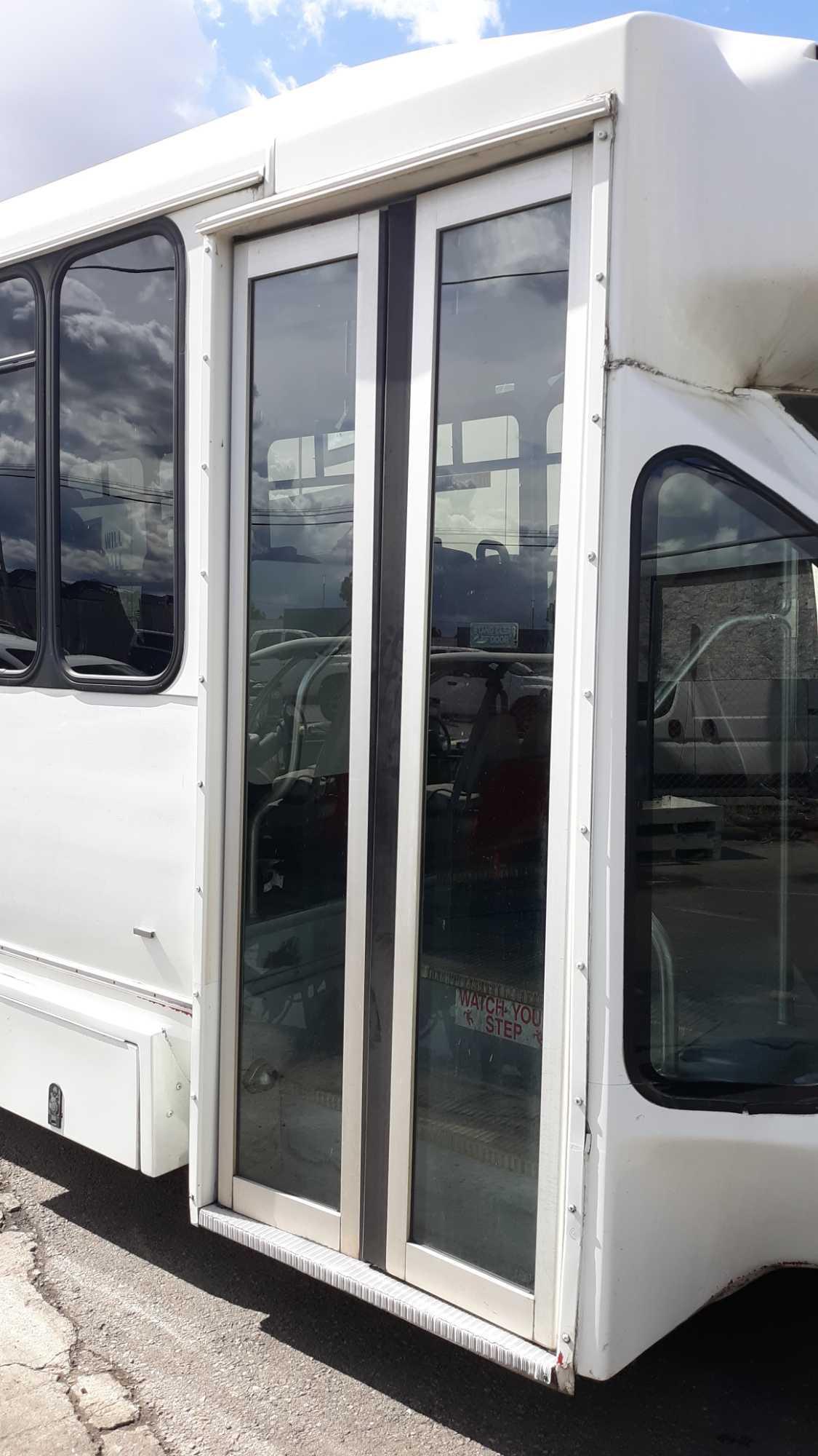 2006 Ford E-450 16 Passenger Bus with Wheelchair Lift*FOR DEALER/EXPORT ONLY*