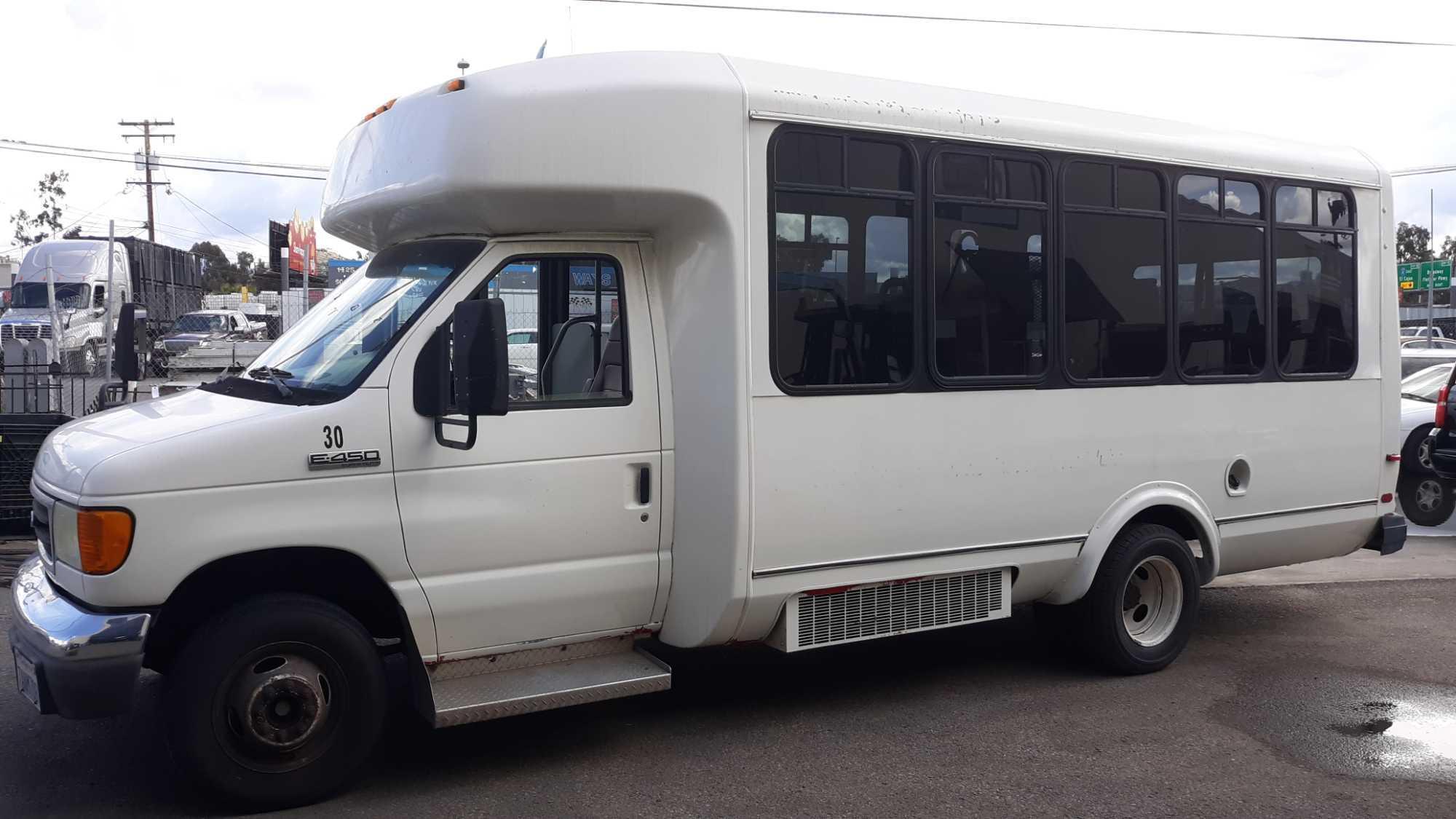 2006 Ford E-450 16 Passenger Bus with Wheelchair Lift*FOR DEALER/EXPORT ONLY*