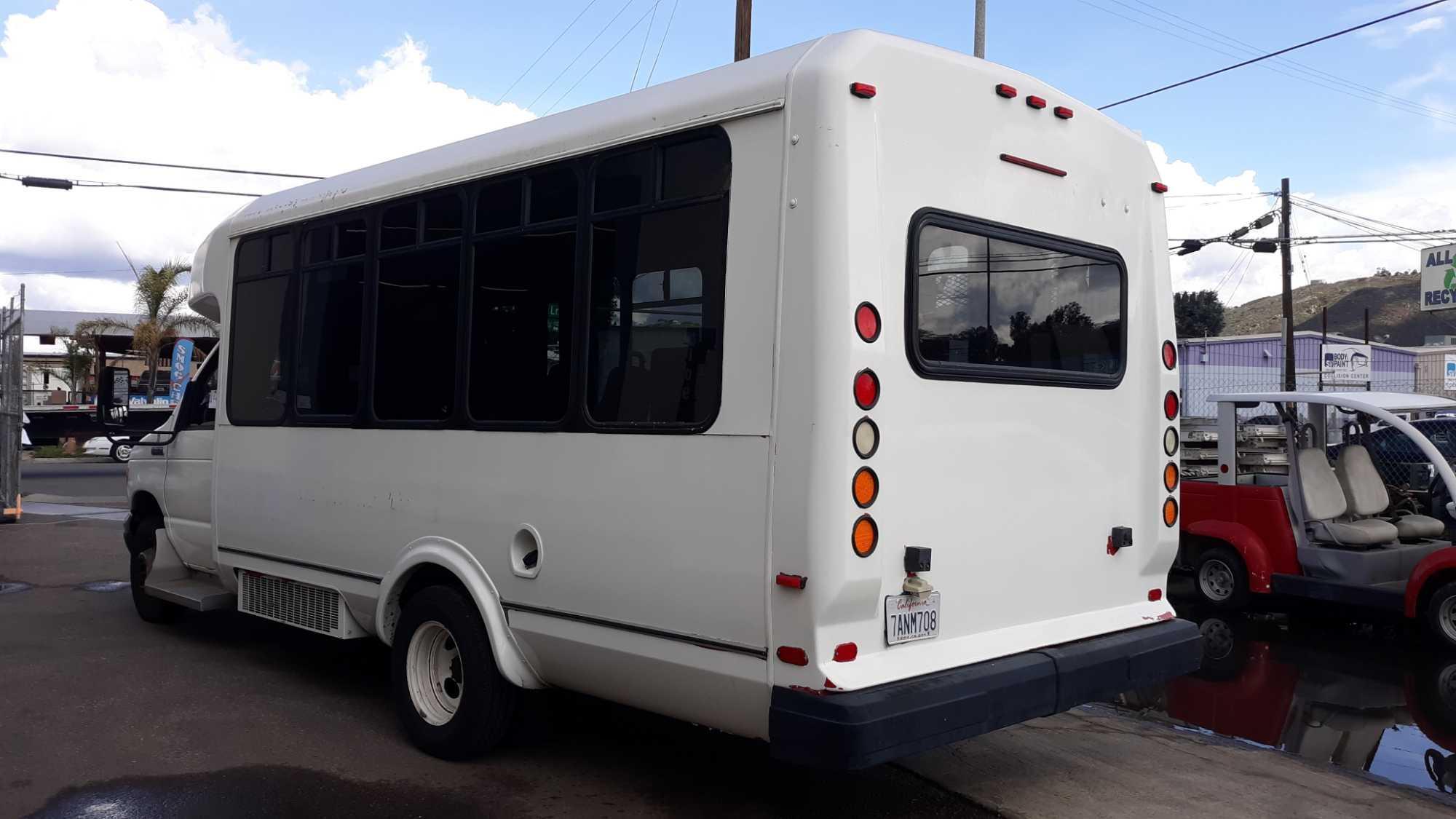 2006 Ford E-450 16 Passenger Bus with Wheelchair Lift*FOR DEALER/EXPORT ONLY*