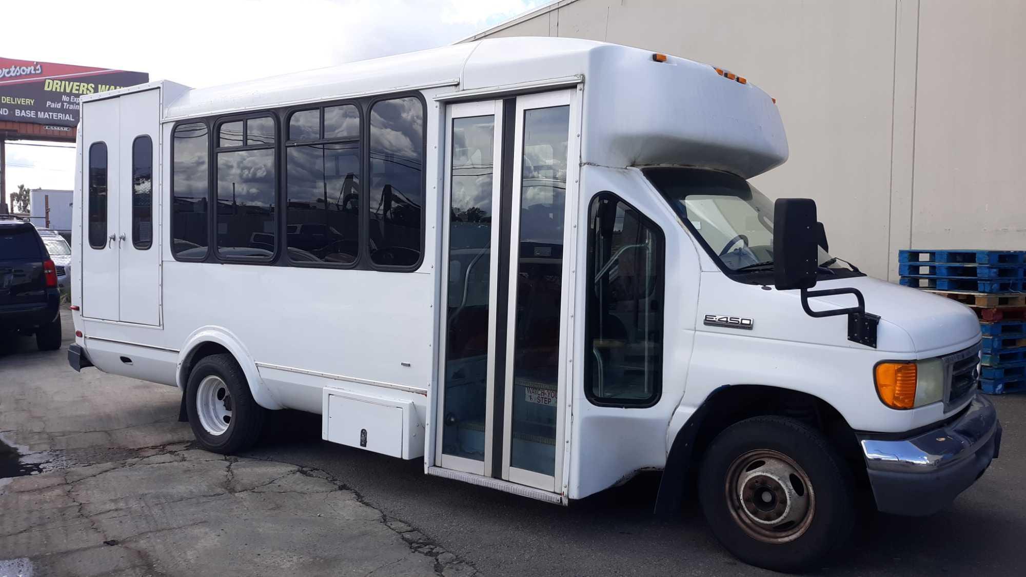 2006 Ford E-450 16 Passenger Bus with Wheelchair Lift*FOR DEALER/EXPORT ONLY*