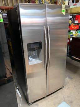 Samsung 24.5 cu. ft. Side-by-Side Refrigerator*GETS COLD*