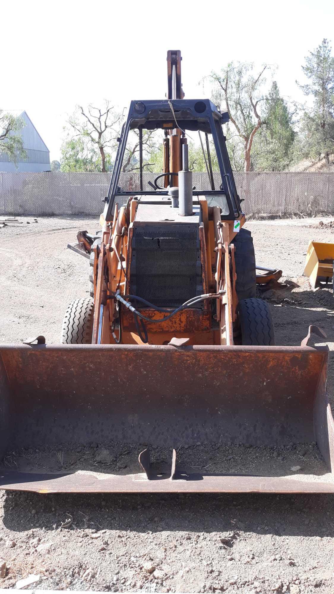 CASE 580D Backhoe with Enclosed Cab*RUNS*