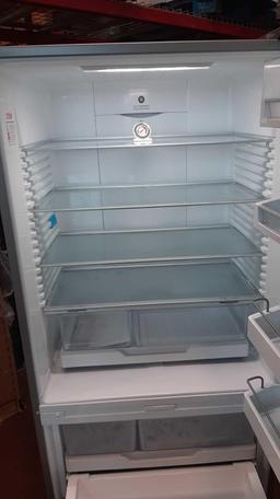 Fisher & Paykel 32in Freestanding Bottom Mount 17.1 Cu. Ft. Refrigerator*COLD*